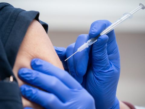 Fieber, starke Schmerzen im Arm oder noch schlimmeres: Impfreaktionen können unterschiedlich ausfallen