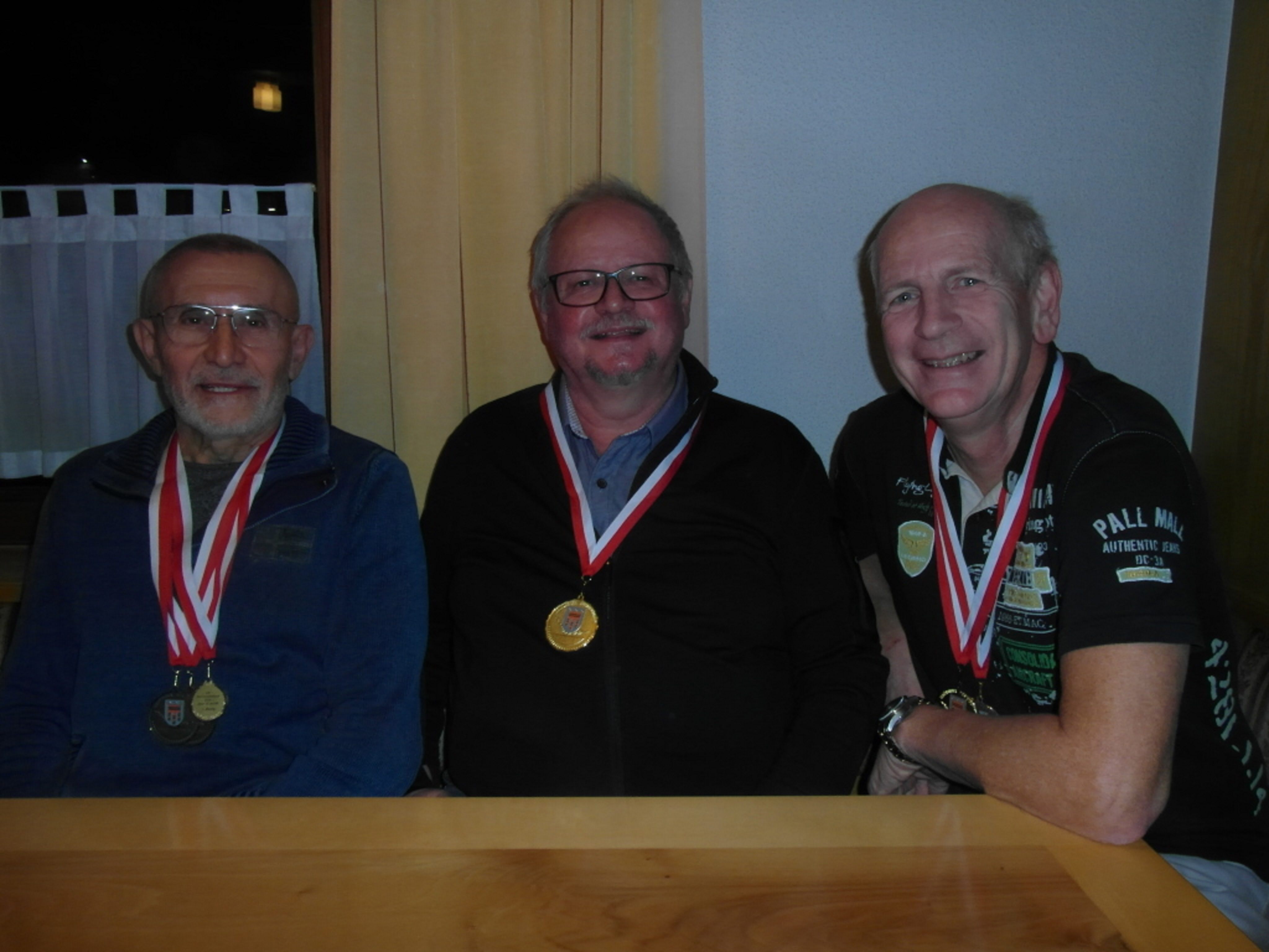 Das Siegerbild der Seniorenlandesmeisterschaft im Turnier-Schach mit dem Landesmeister Gebhard Eiler vom Schachverein 1954 Raiba Lochau (Mitte).