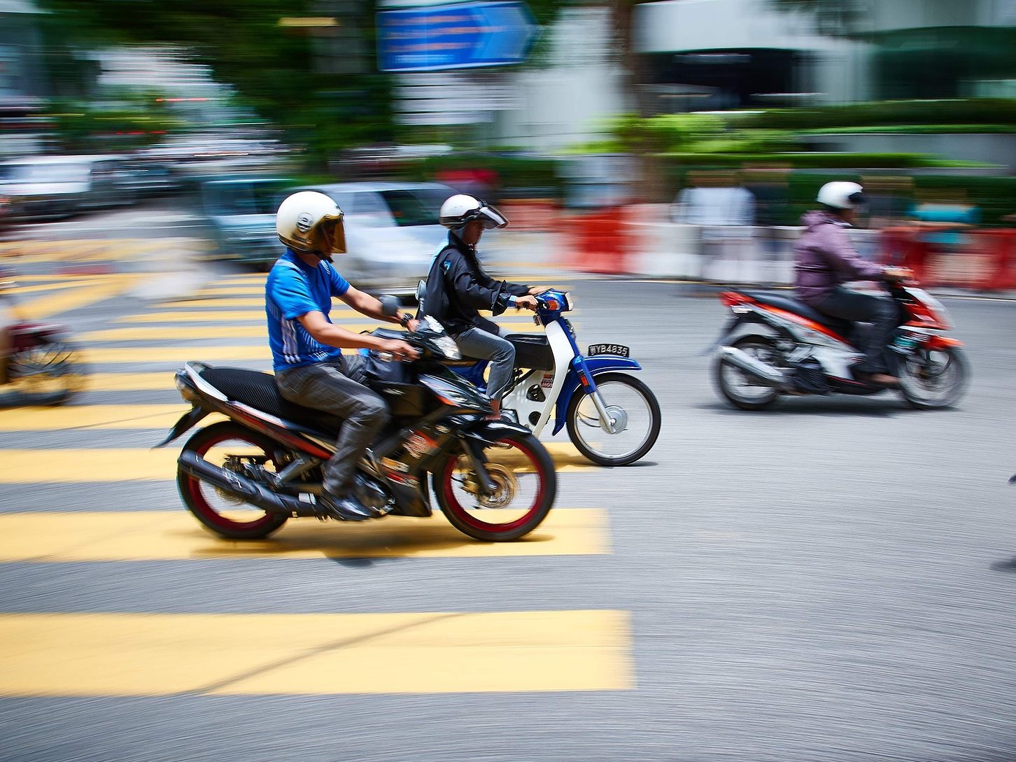 Einem Mopedfahrer in China war der frische Beton scheinbar ziemlich egal. (Symbolbild)
