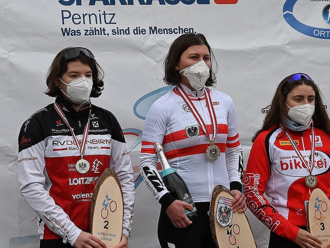 Nora Fischer (li. im Bild) freute sich über ihre Silbermedaille bei der Cyclocross-ÖM in Niederösterreich.