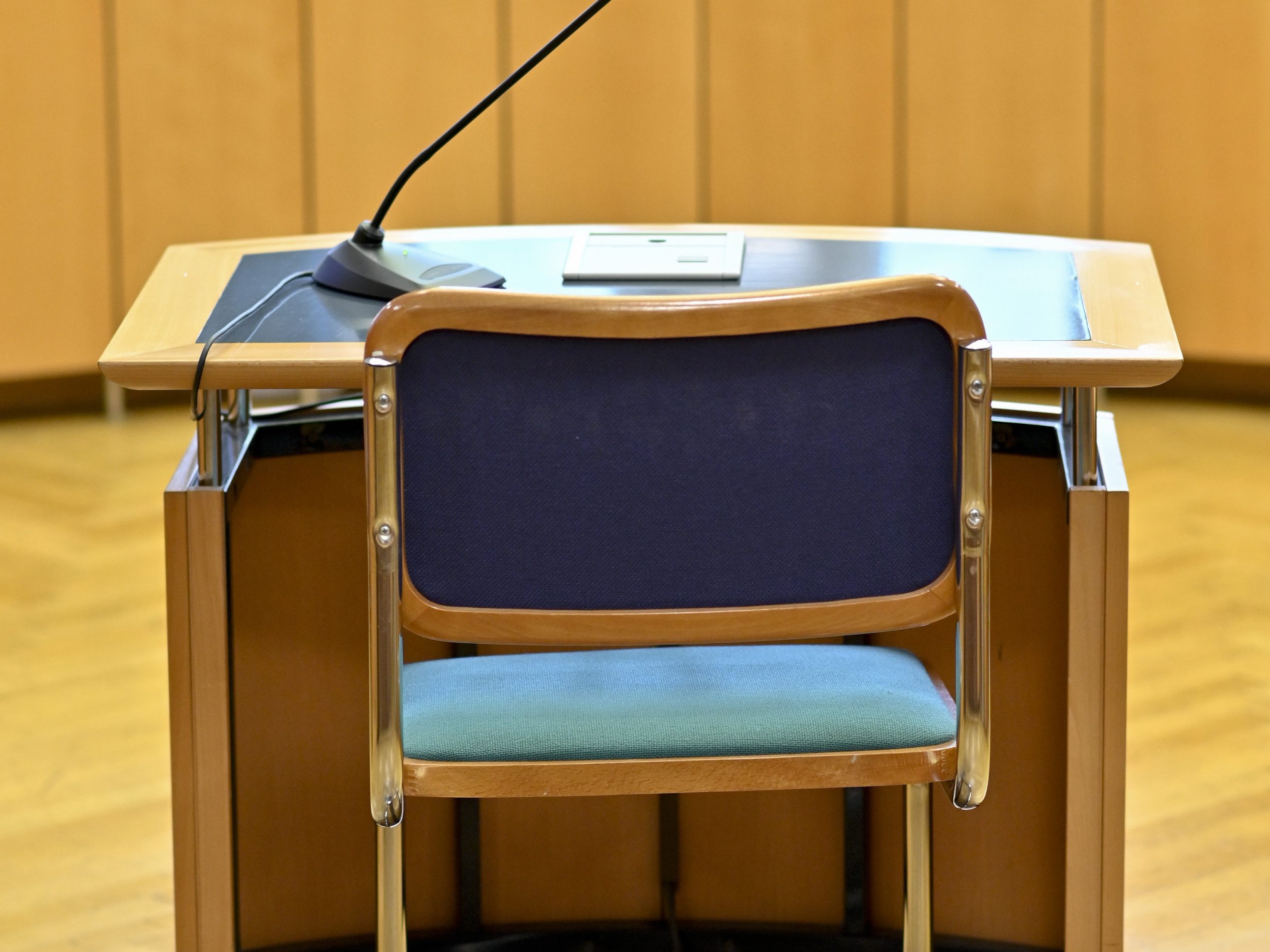 Wegen Mordes an ihrer elf Wochen alten Tochter müssen sich Eltern vor einem Schwurgericht verantworten. Wegen Mordes an ihrer elf Wochen alten Tochter müssen sich Eltern vor einem Schwurgericht verantworten.