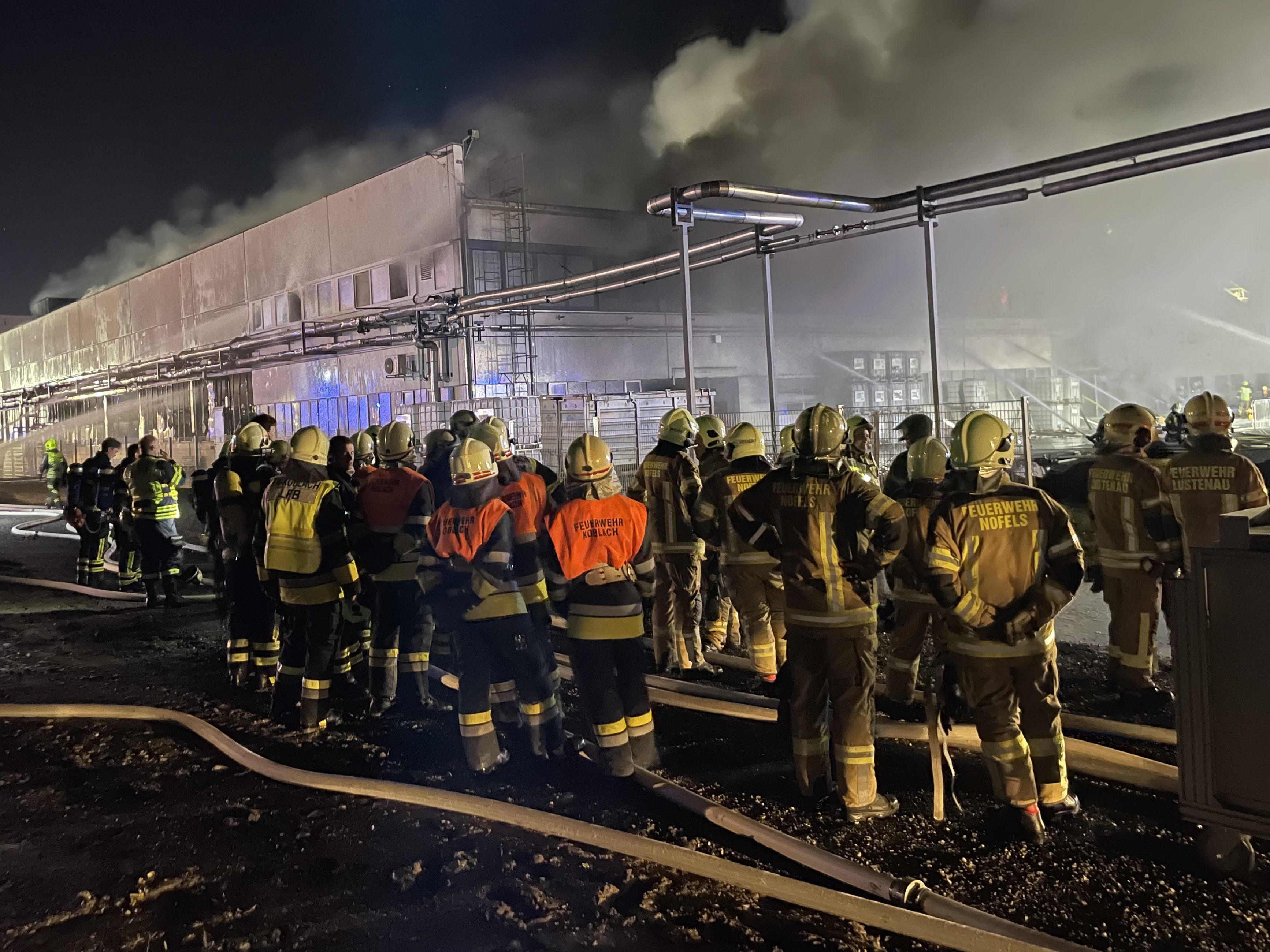 Rund 400 Feuerwehrleute standen in der Silvesternacht in Rankweil im Einsatz. Rund 400 Feuerwehrleute standen in der Silvesternacht in Rankweil im Einsatz.