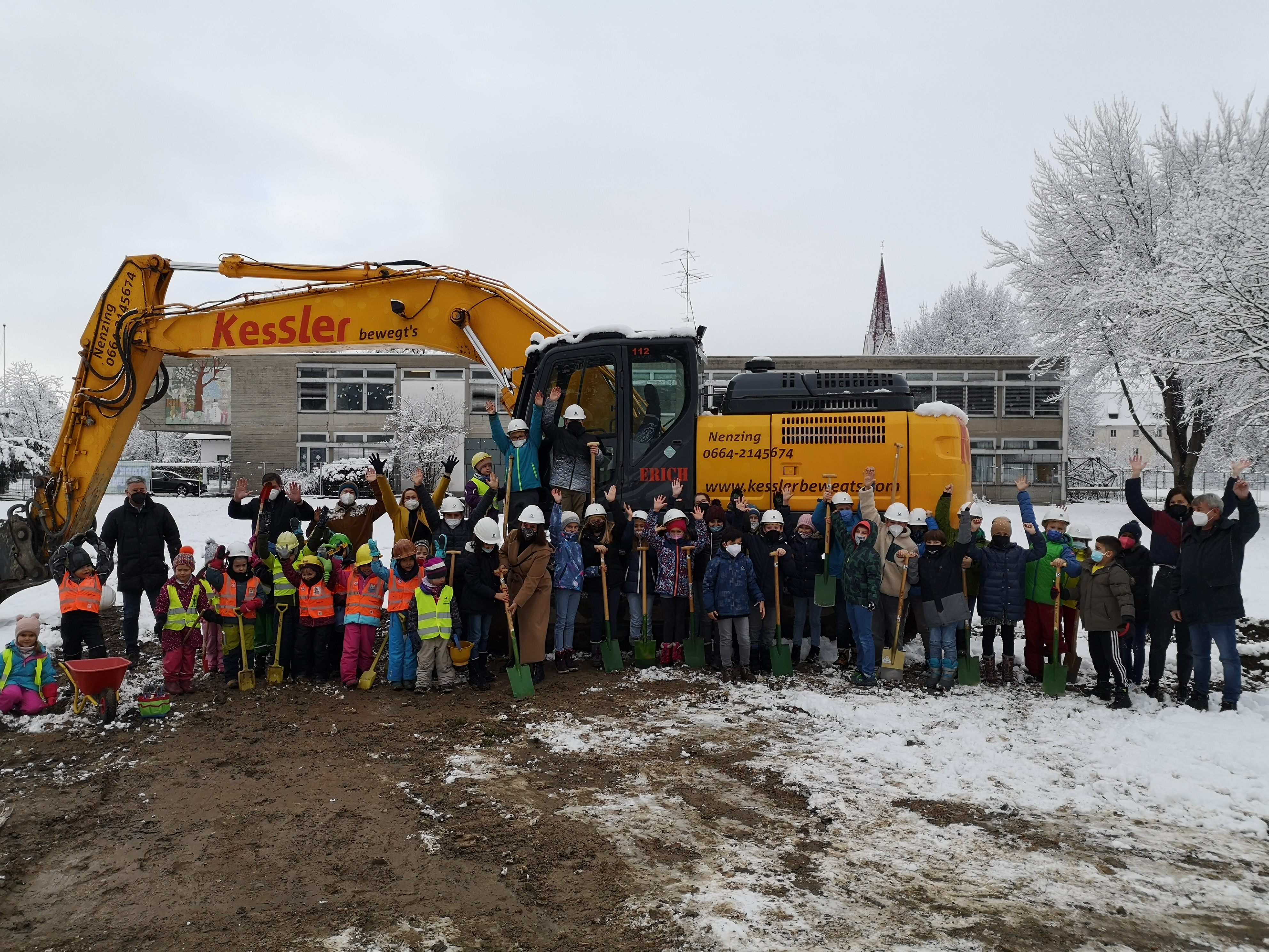 Die Kinder, für die die Schule schließlich gebaut wird, freuen sich bereits sehr auf den Neubau Die Kinder, für die die Schule schließlich gebaut wird, freuen sich bereits sehr auf den Neubau