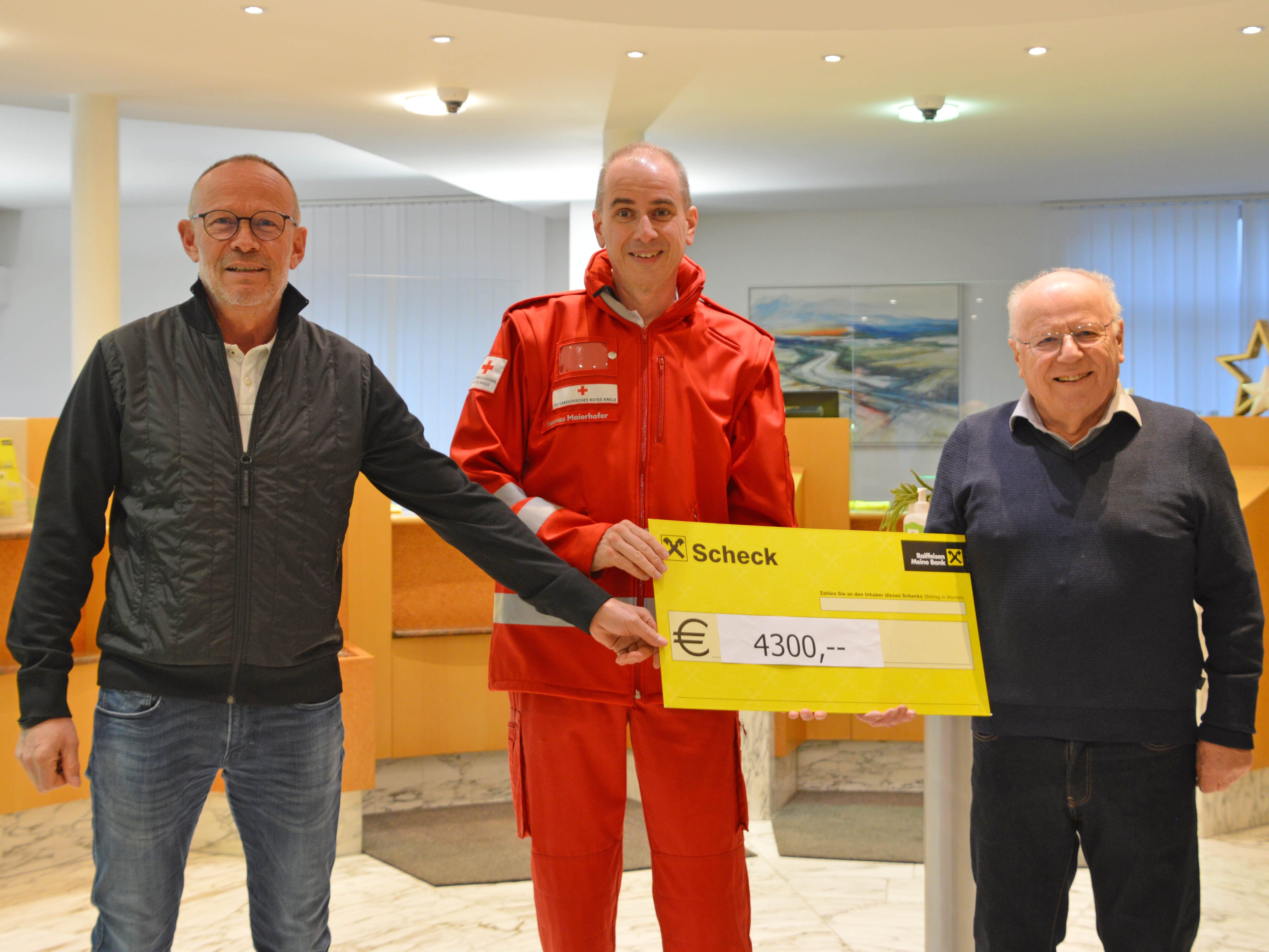 Franz Kopf (Obmann Wirtschaftsausschuss) und Bernd Brändle übergaben den Spendenscheck an Thomas Maierhofer vom Roten Kreuz