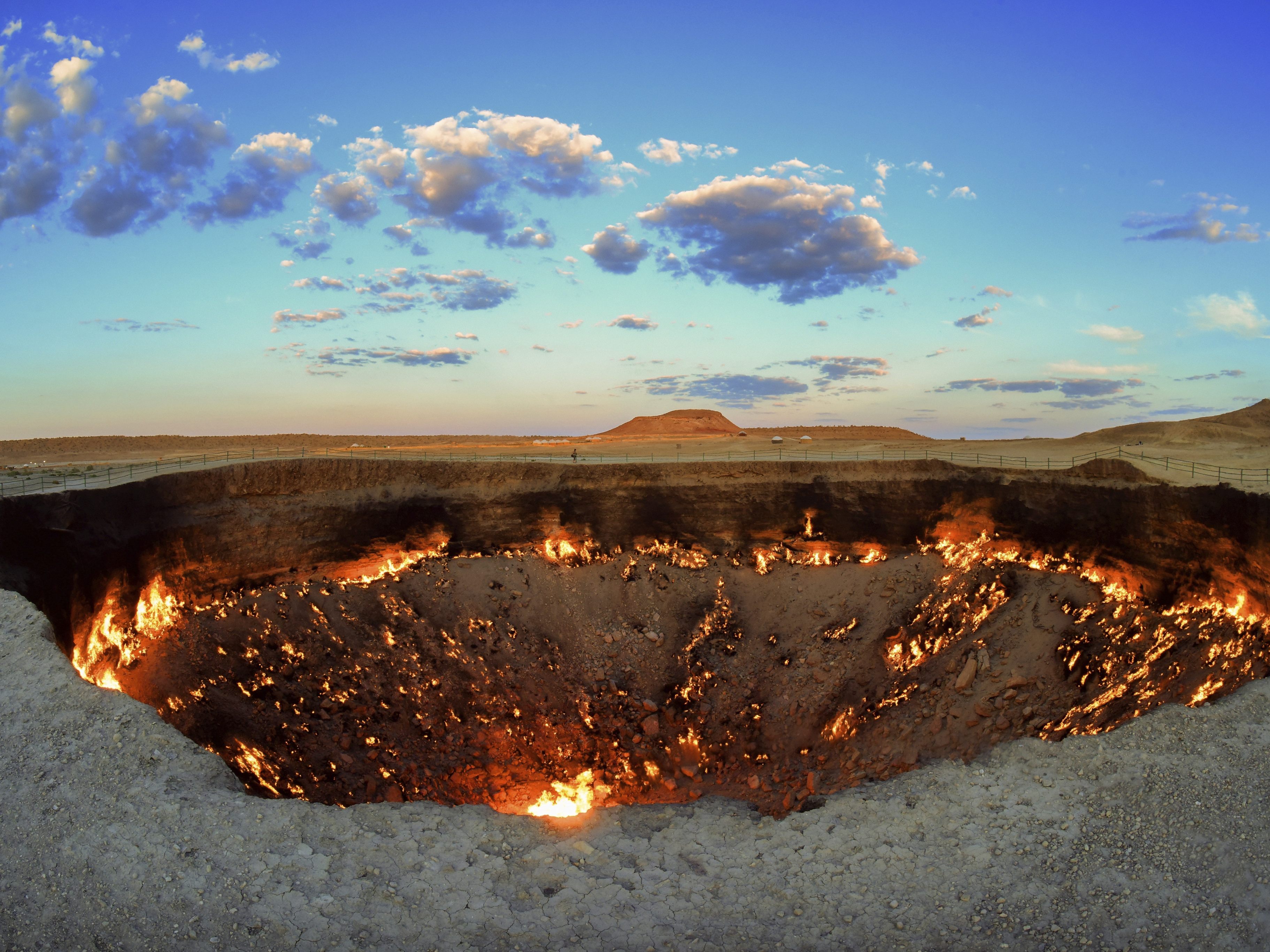 Der Krater von Derweze: Das "Tor zur Hölle" in Turkmenistan .