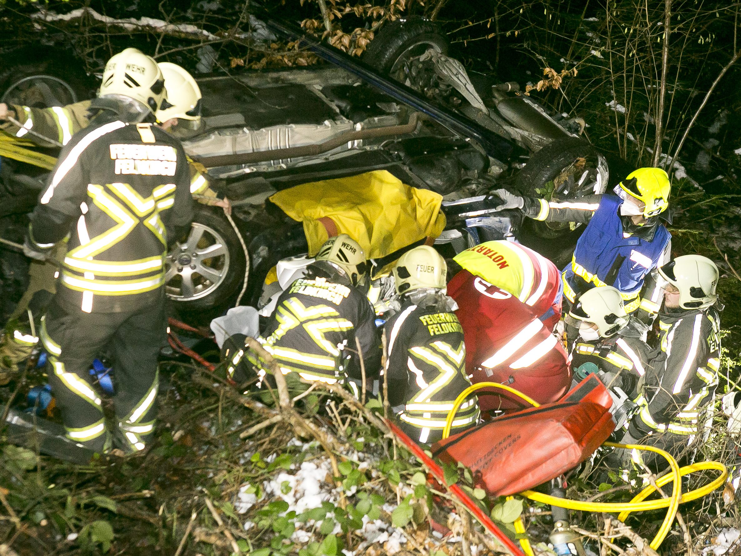 Schwierige Bergung des schwer Verletzten Mannes für die Feuerwehr. Schwierige Bergung des schwer Verletzten Mannes für die Feuerwehr.