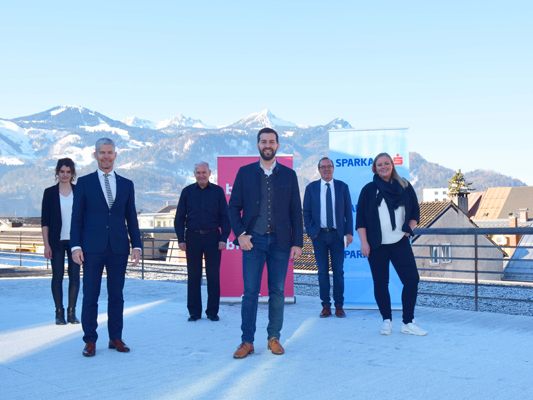 Seit nahezu zwei Jahrzehnten unterstützt die Sparkasse Bludenz als Hauptsponsor das Stadtmarketing Bludenz. Nun wurde die Vertragspartnerschaft verlängert. Seit nahezu zwei Jahrzehnten unterstützt die Sparkasse Bludenz als Hauptsponsor das Stadtmarketing Bludenz. Nun wurde die Vertragspartnerschaft verlängert.