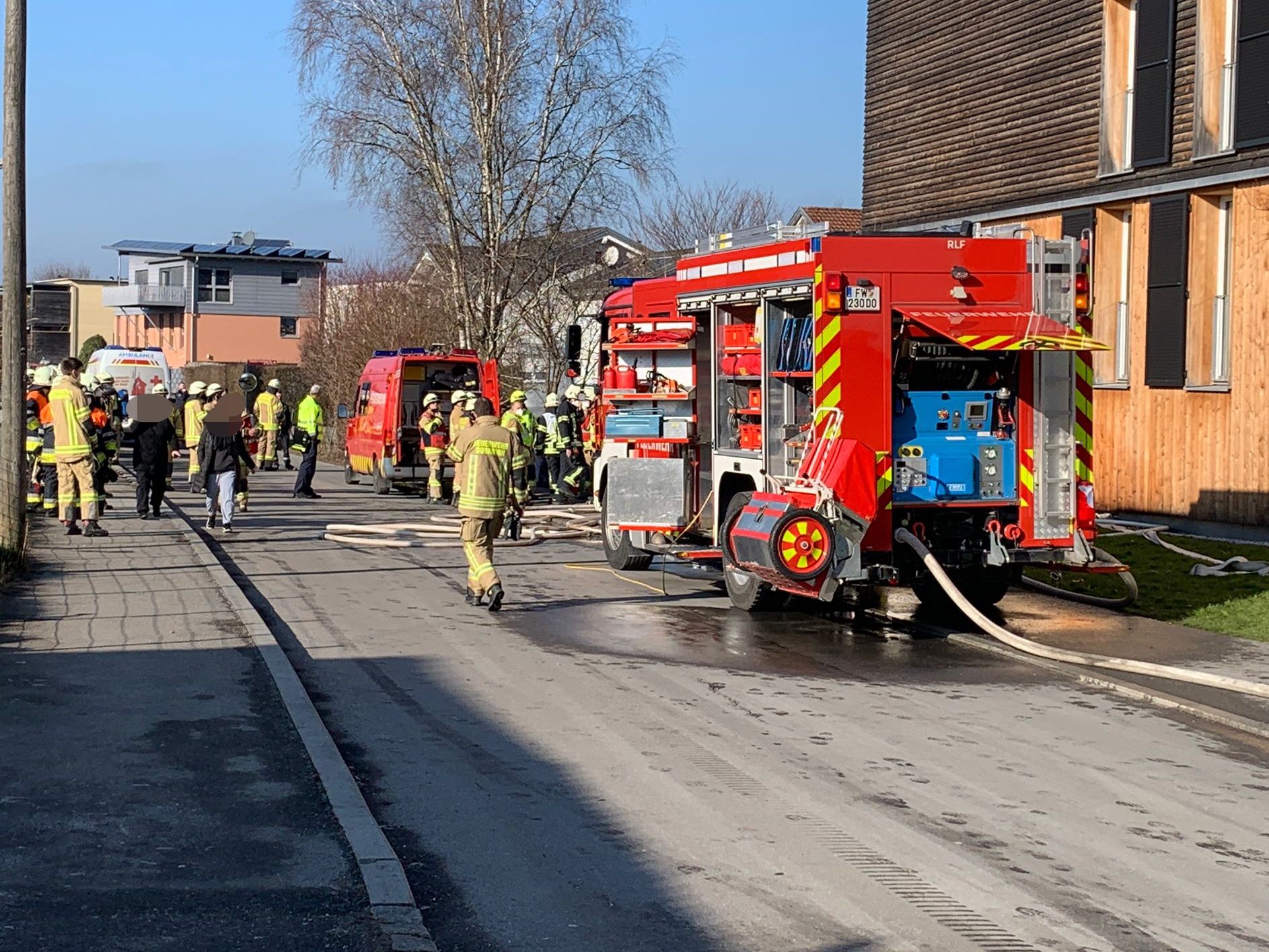 Am Mittwoch geriet ein Auto in einer Tiefgarage in Brand. Am Mittwoch geriet ein Auto in einer Tiefgarage in Brand.