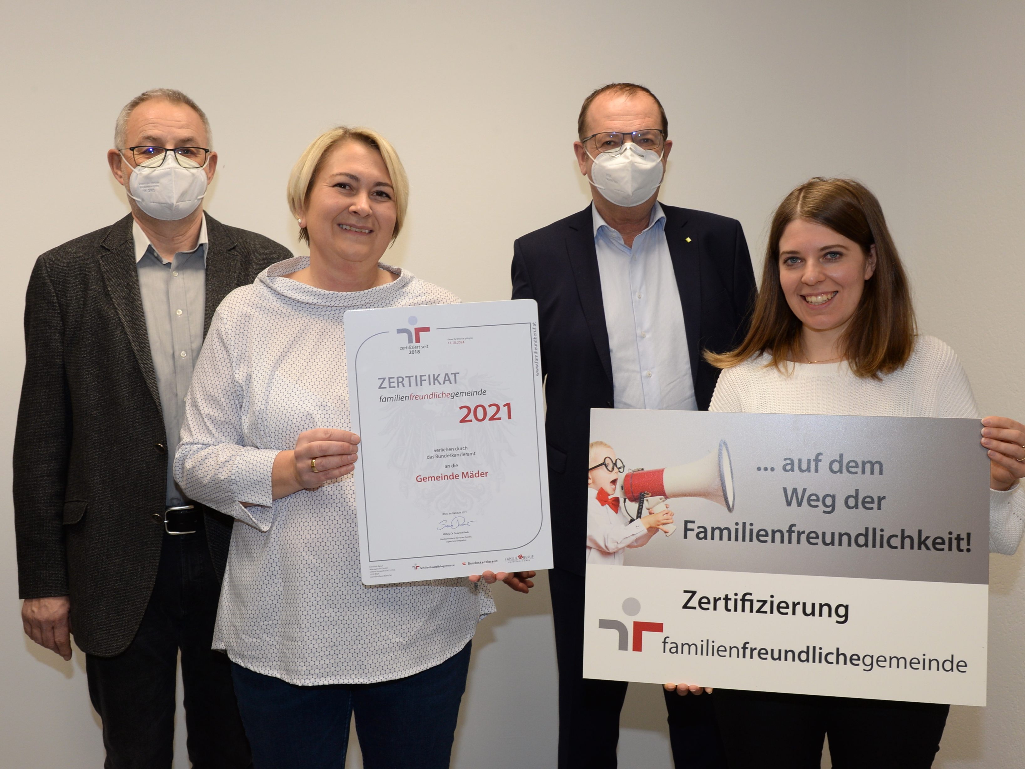 Das Kernteam des Auditprozesses freut sich über die Auszeichnung – Bürgermeister, Rainer Siegele, Gemeinderätin Siegrid Pescoller, die Zuständige im Gemeindeamt Marina Al-Maliki und Vize-BM Rainer Gögele Das Kernteam des Auditprozesses freut sich über die Auszeichnung – Bürgermeister, Rainer Siegele, Gemeinderätin Siegrid Pescoller, die Zuständige im Gemeindeamt Marina Al-Maliki und Vize-BM Rainer Gögele