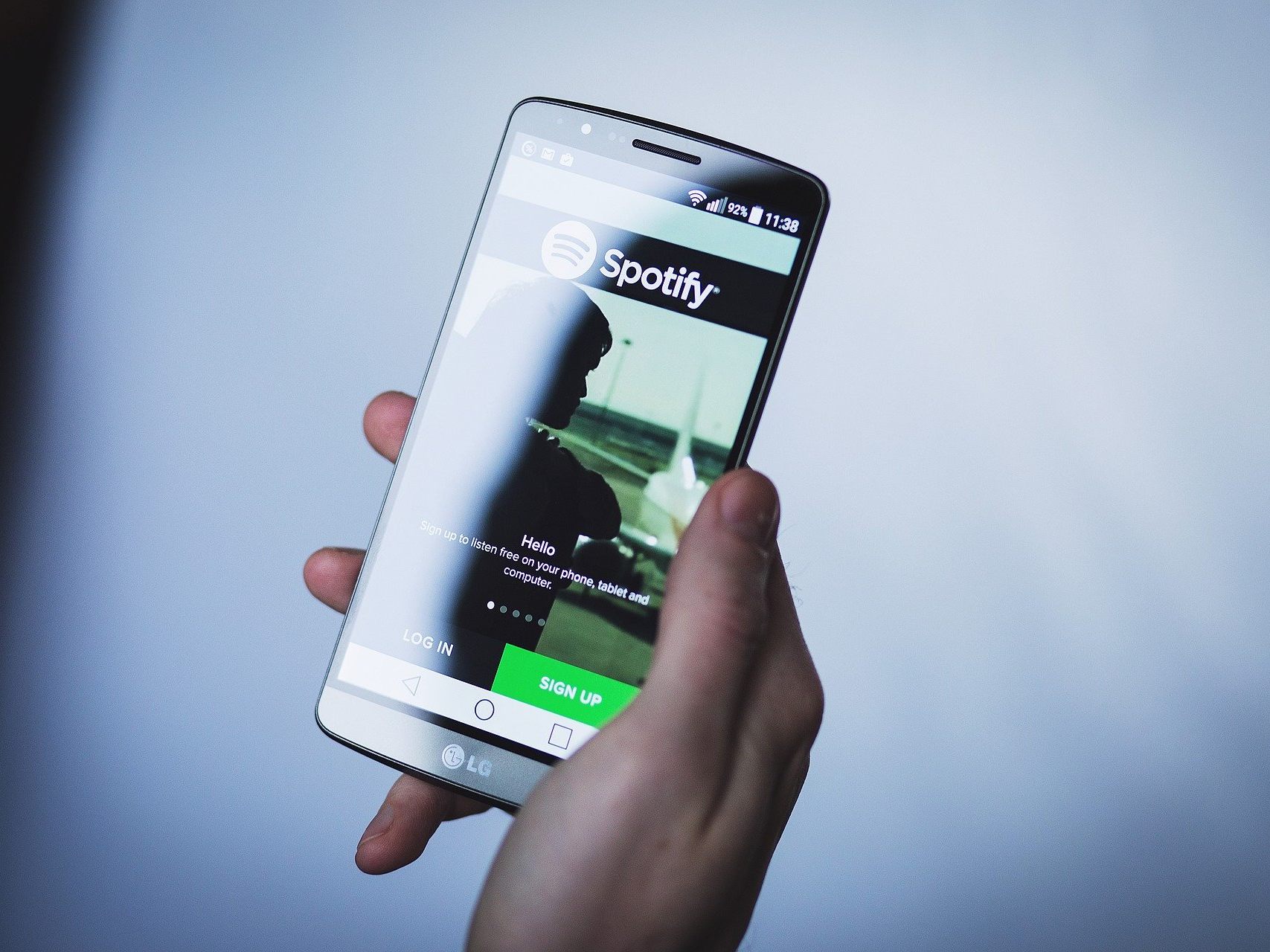 Spotify geht gegen Fehlinformationen zu Corona vor.