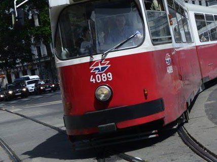 In Simmering kam es zu einem Unfall, weil ein Mann eine Straßenbahn übersehen hatte