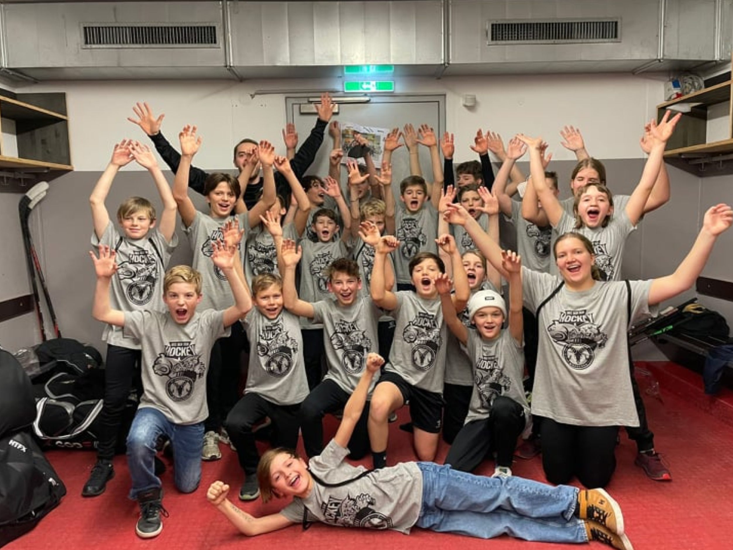 Das U13 Team der Spielgemeinschaft freute sich über die neuen Shirts Das U13 Team der Spielgemeinschaft freute sich über die neuen Shirts