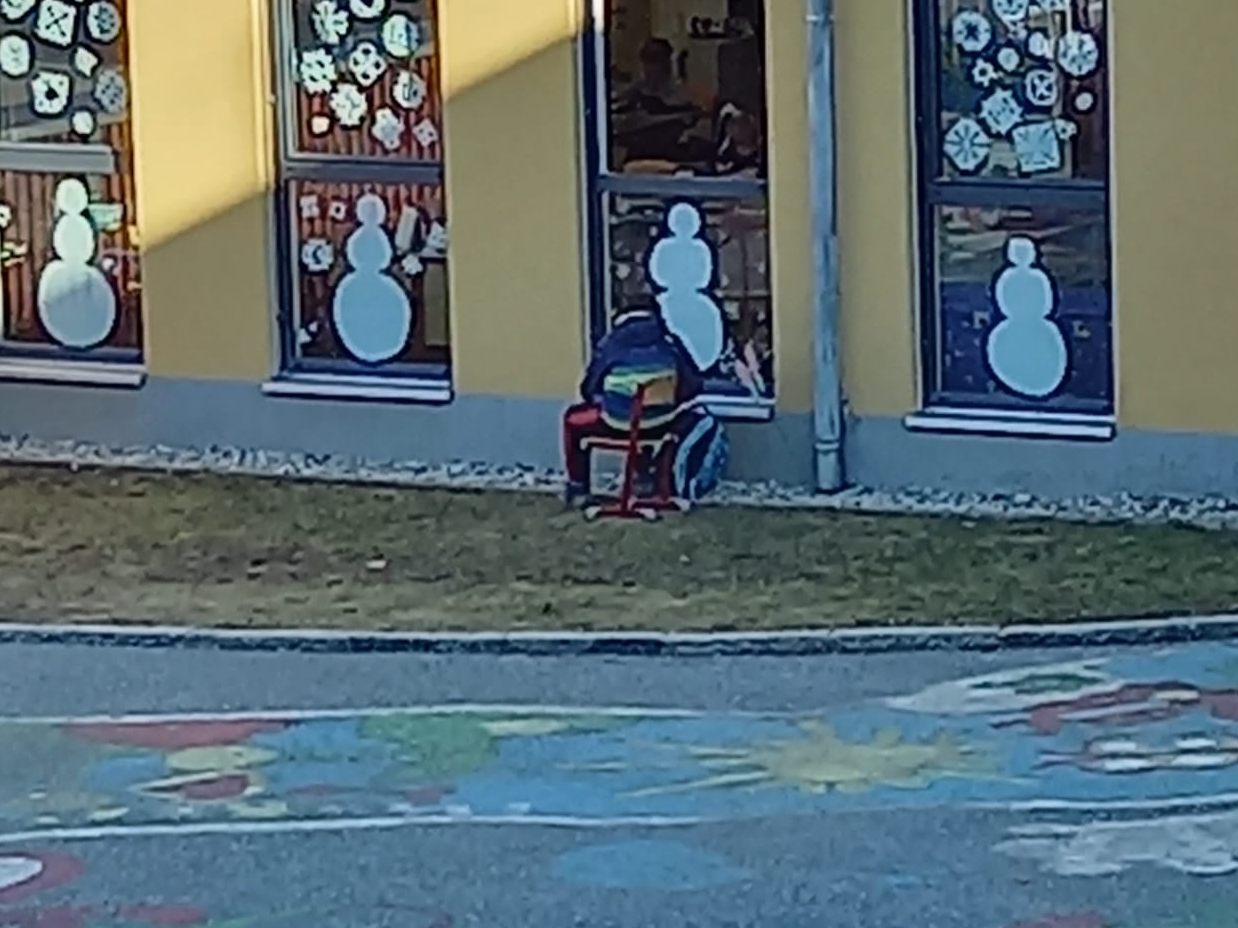 Der Junge schrieb den Test freiwillig. Der Junge schrieb den Test freiwillig.
