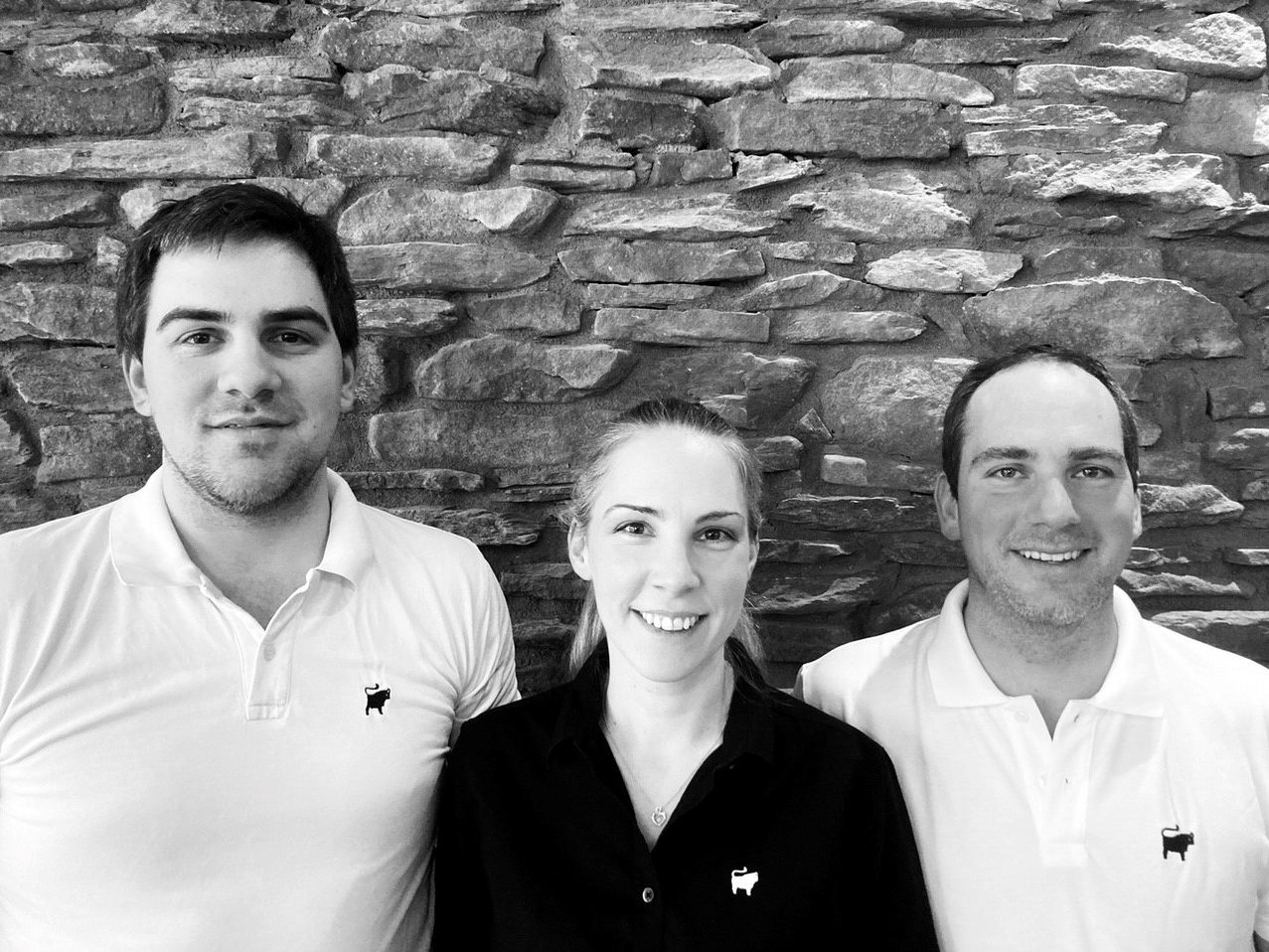 Geschäftsführung: v.li. Christian Schatz Metzgermeister, Michaela Schatz Hotelfachfrau, Dieter Schatz Metzgermeister Geschäftsführung: v.li. Christian Schatz Metzgermeister, Michaela Schatz Hotelfachfrau, Dieter Schatz Metzgermeister