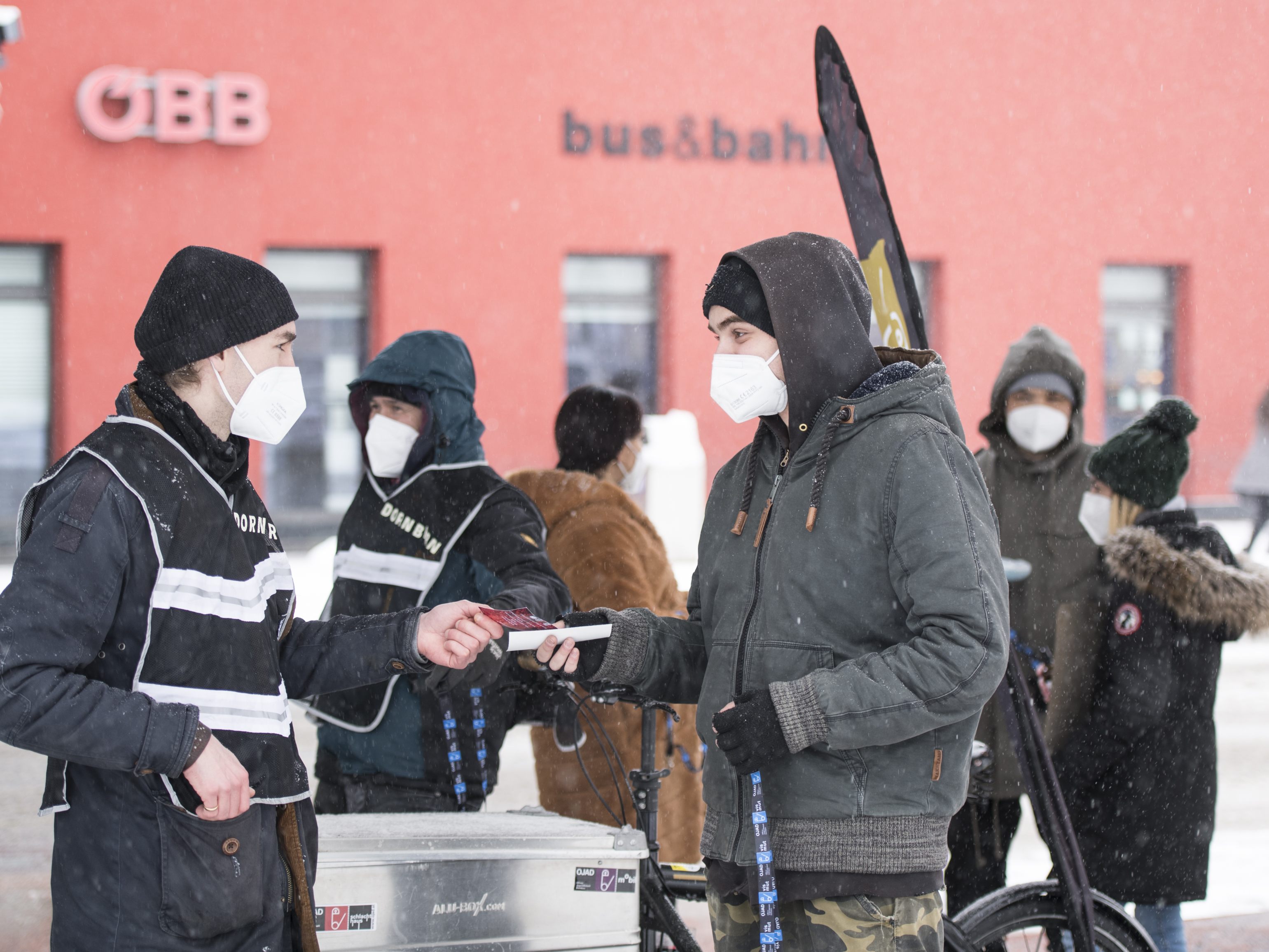 Das OJAD-Team der mobilen Jugendarbeit im Einsatz. Das OJAD-Team der mobilen Jugendarbeit im Einsatz.