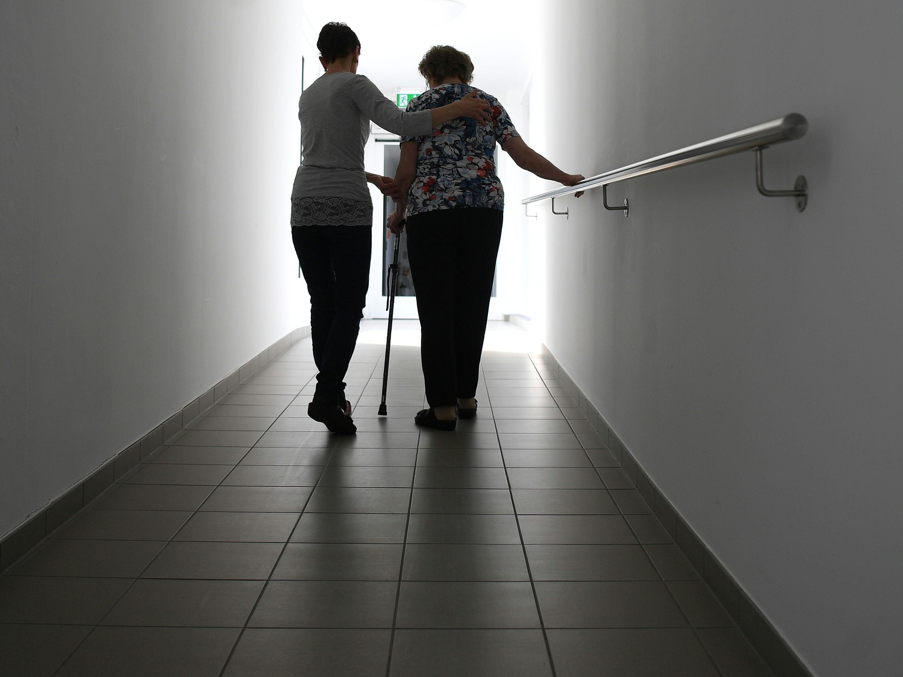 Auch Besucher von Pflegeheimen brauchen einen 2G-Plus-Nachweis. Auch Besucher von Pflegeheimen brauchen einen 2G-Plus-Nachweis.