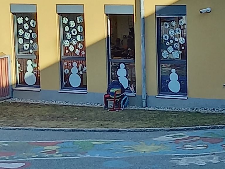 Der Schüler musste den Test im Freien schreiben.