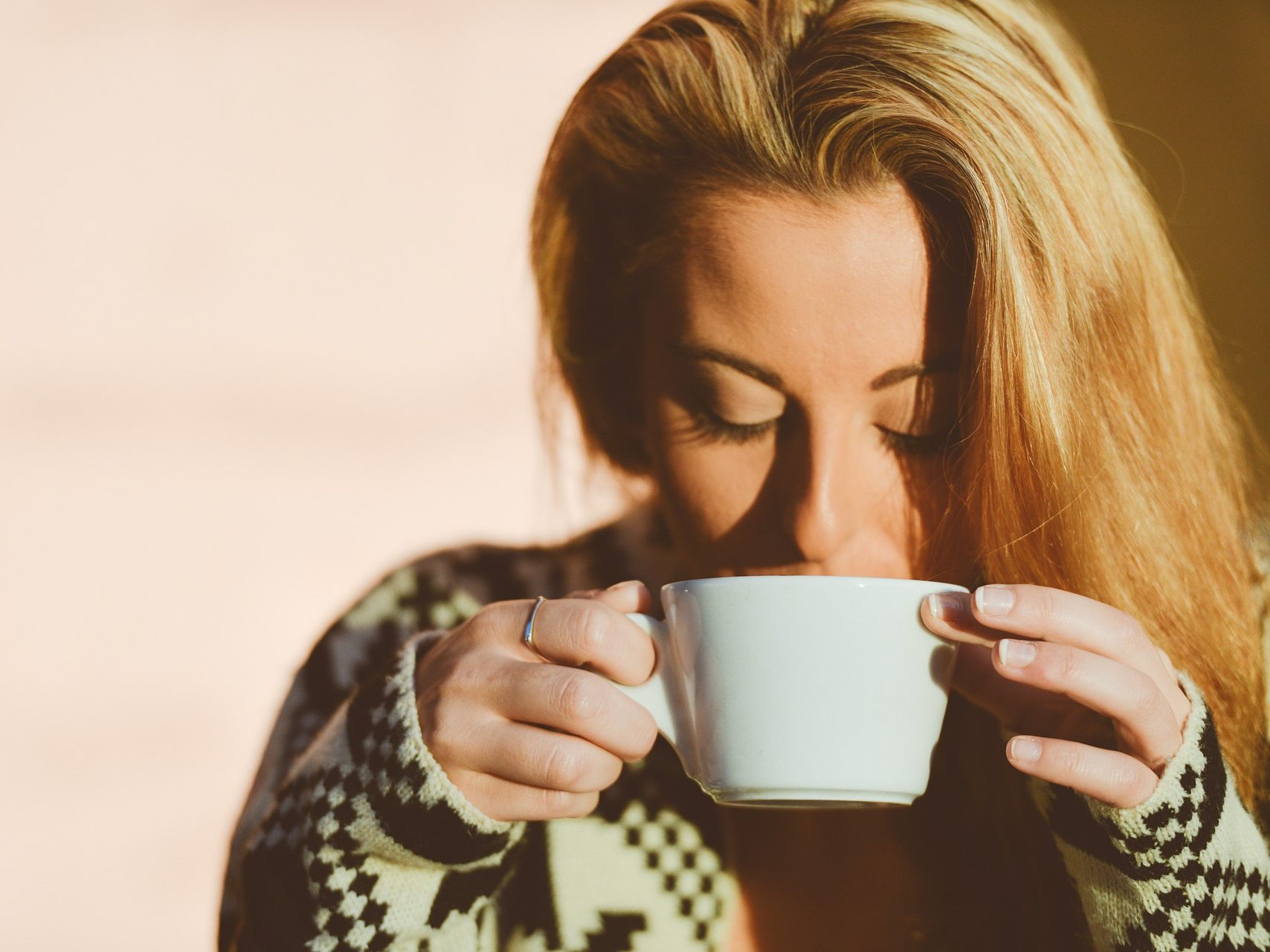 Beim Coffee-Napping trinkt man vor dem Schläfchen eine Tasse Kaffee.