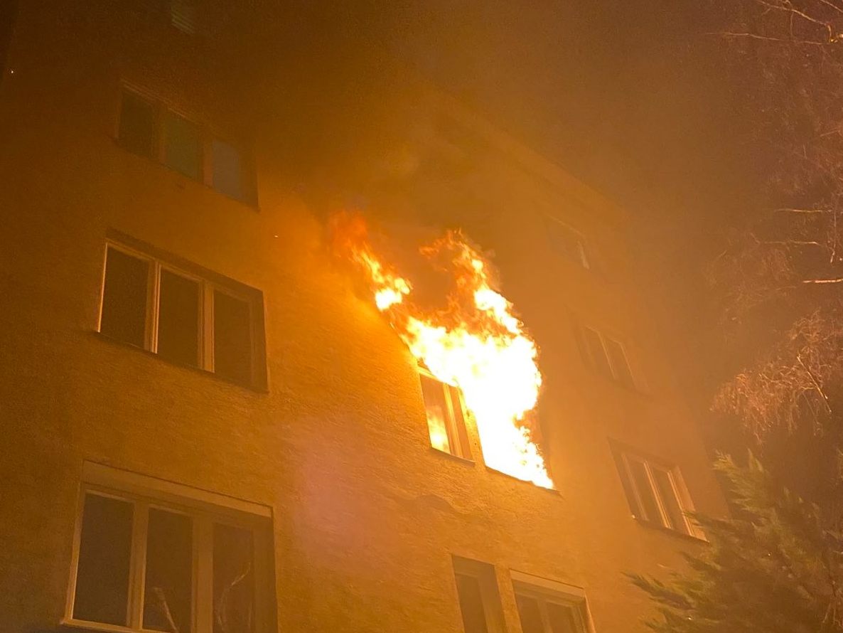 Bei dem Brand schlugen auch Flammen aus dem Fenster. Bei dem Brand schlugen auch Flammen aus dem Fenster.