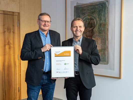 Als Ökoprofit-zertifizierter Betrieb bekennt sich die Sparkasse Bregenz ganz klar zu Umweltschutz, Ressourcenschonung und CO2-Einsparung. v.l. Prok. Volkmar Schöflinger und Bertram Stadelmann