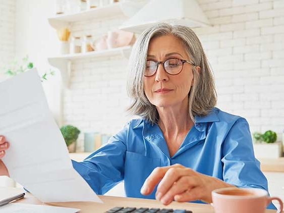 Vor dem Hintergrund, dass das Antrittsalter der Frauen ab 2024 steigen wird, lohnt es sich doppelt, frühzeitig genau hinzuschauen. (Foto: instaphotos/ adobe.stock)