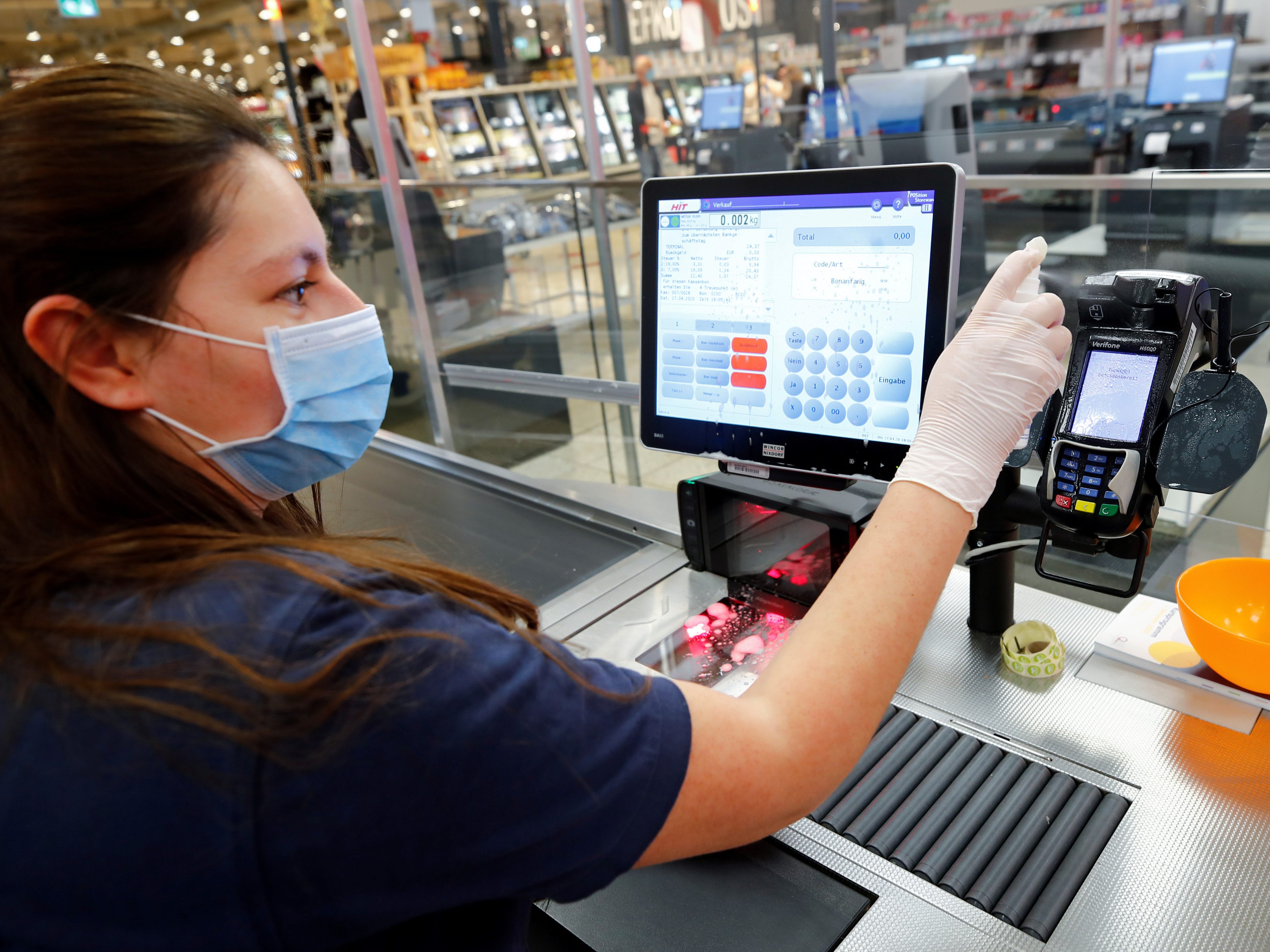 Betriebsräte wollen den Wegfall der Maskenpflicht im Lebensmittelhandel zum selben Zeitpunkt wie im übrigen Handel. Betriebsräte wollen den Wegfall der Maskenpflicht im Lebensmittelhandel zum selben Zeitpunkt wie im übrigen Handel.