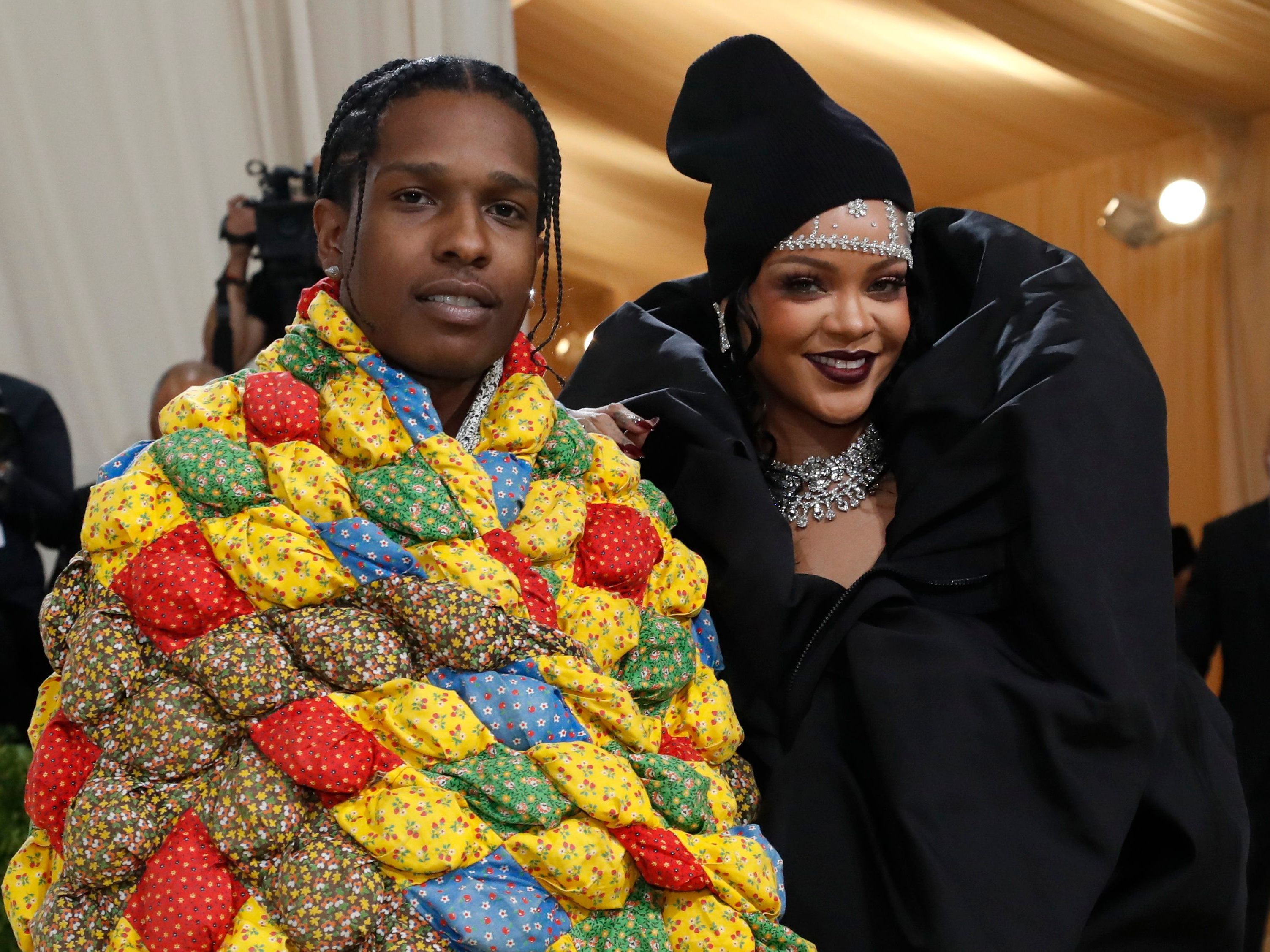 Sängerin und Designerin Rihanna ist schwanger und erwartet ihr erstes Kind. Sängerin und Designerin Rihanna ist schwanger und erwartet ihr erstes Kind.