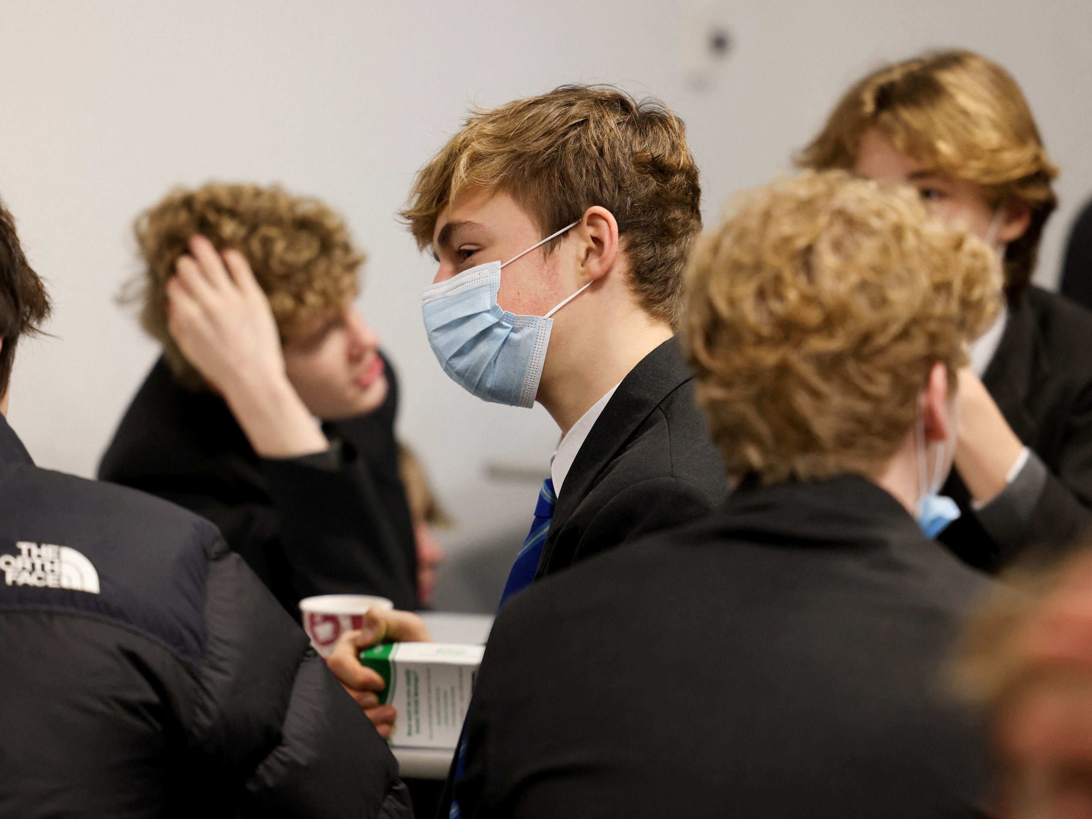 Die Maskenpflicht fällt auch in der Klasse und für Schüler gilt wieder die Präsenzpflicht.