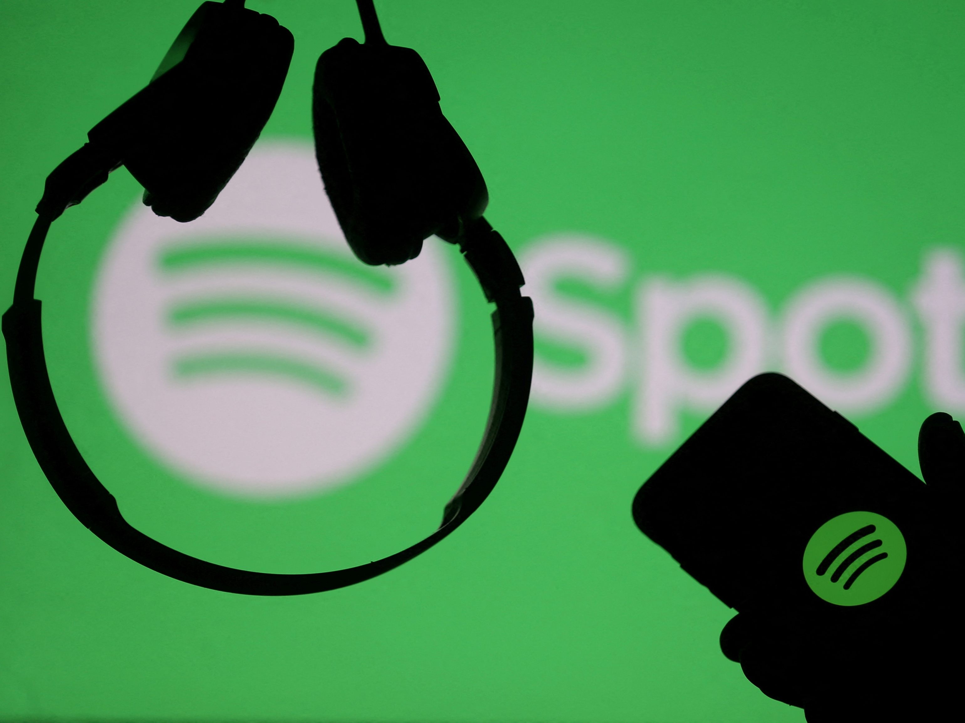 Spotify will nach Kritik Beiträge zu Corona mit einem Hinweis versehen.