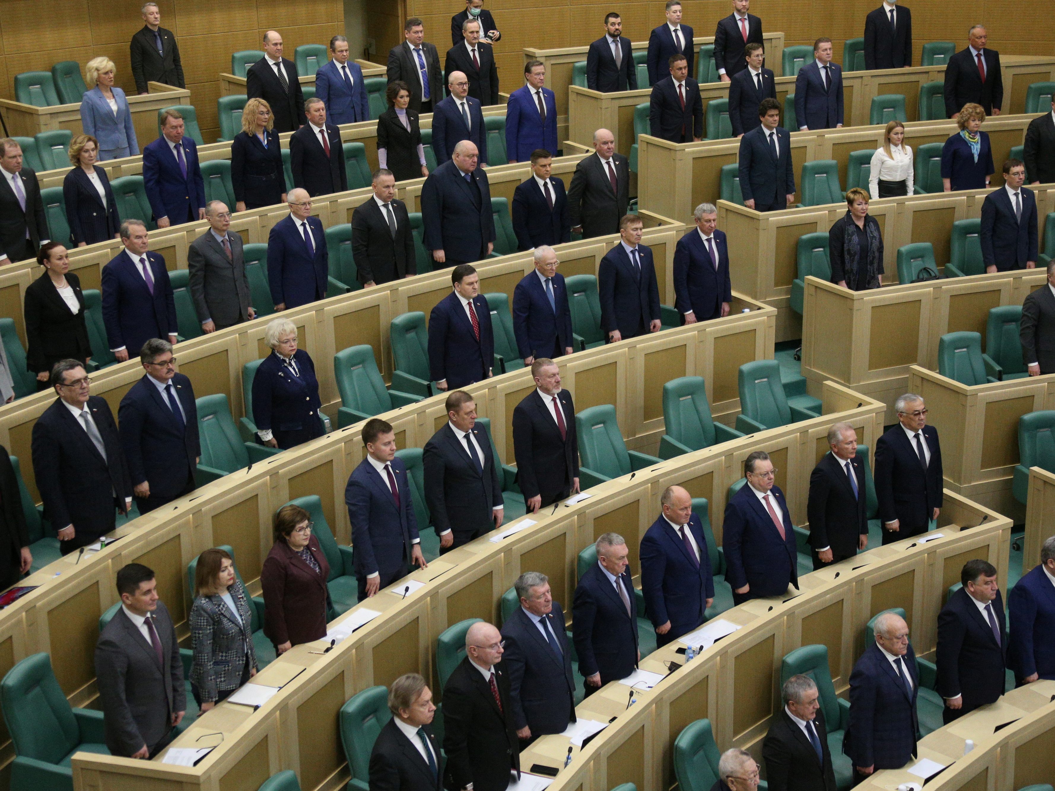 Russlands Föderationsrat stimmt für Militäreinsatz in Ostukraine. Russlands Föderationsrat stimmt für Militäreinsatz in Ostukraine.