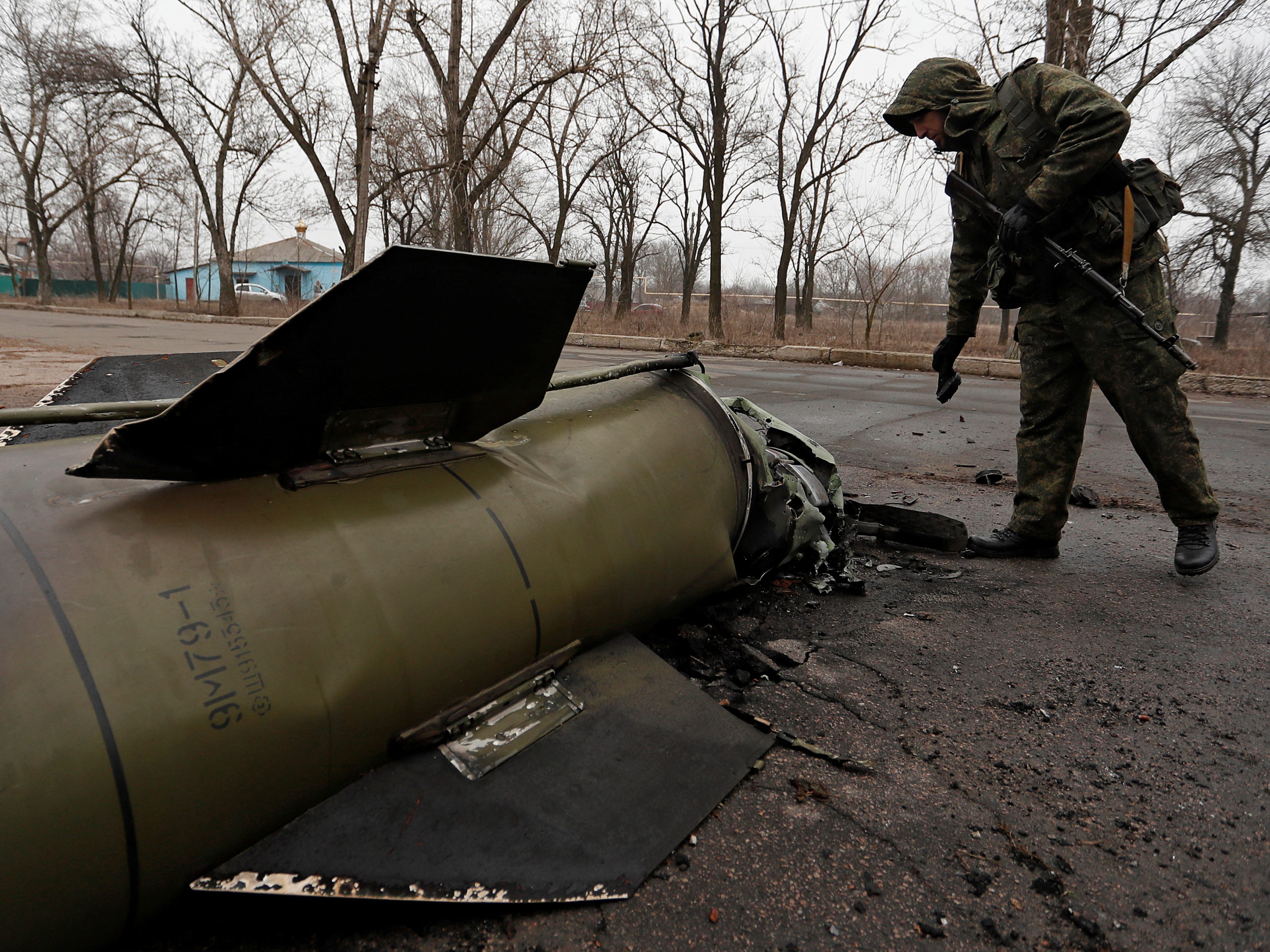 Ein Militant der selbsternannten Volksrepublik Donetsk inspiziert die Überbleibsel einer militärischen Rakete. Auch ballistische Waffen könnten laut Experten bald zum Einsatz kommen.