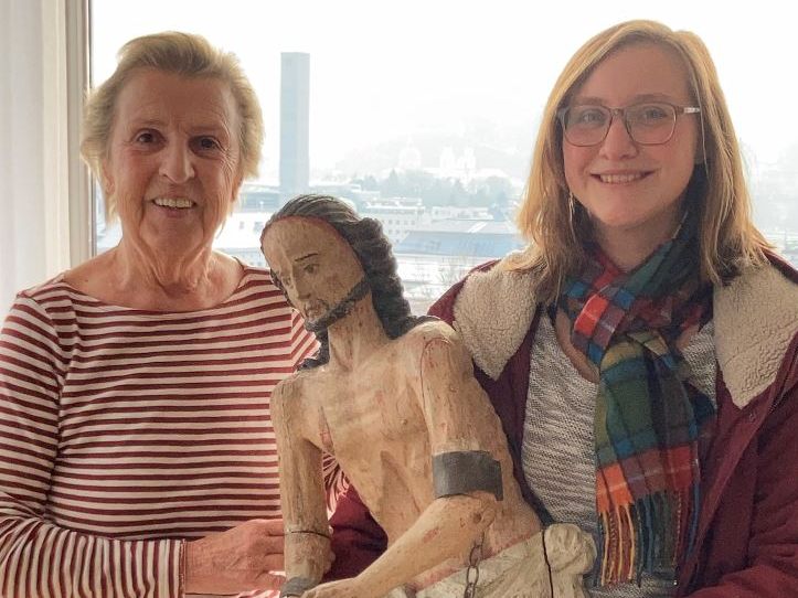 Geschädigte Elfriede S. und Ermittlerin des LKA NÖ bei der Rückgabe der Heiligenfigur. Geschädigte Elfriede S. und Ermittlerin des LKA NÖ bei der Rückgabe der Heiligenfigur.