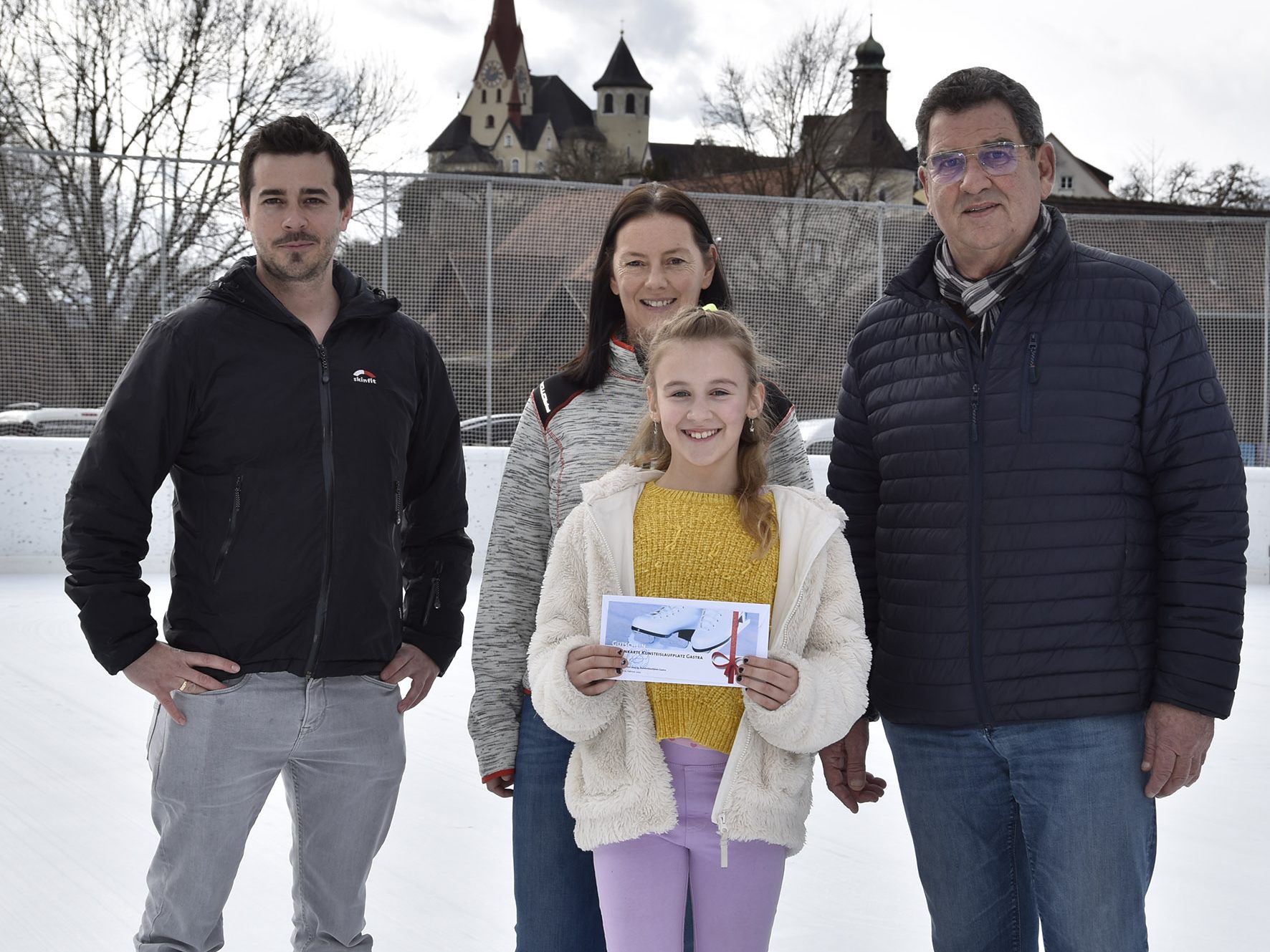 BU: (v.l.) Andreas Wally (Marktgemeinde Rankweil), Silke Unterberger (Eislaufplatz Gastra), Helmut Jenny (Gemeinderat) mit Gewinnerin Kimberly Plagens im Vordergrund BU: (v.l.) Andreas Wally (Marktgemeinde Rankweil), Silke Unterberger (Eislaufplatz Gastra), Helmut Jenny (Gemeinderat) mit Gewinnerin Kimberly Plagens im Vordergrund