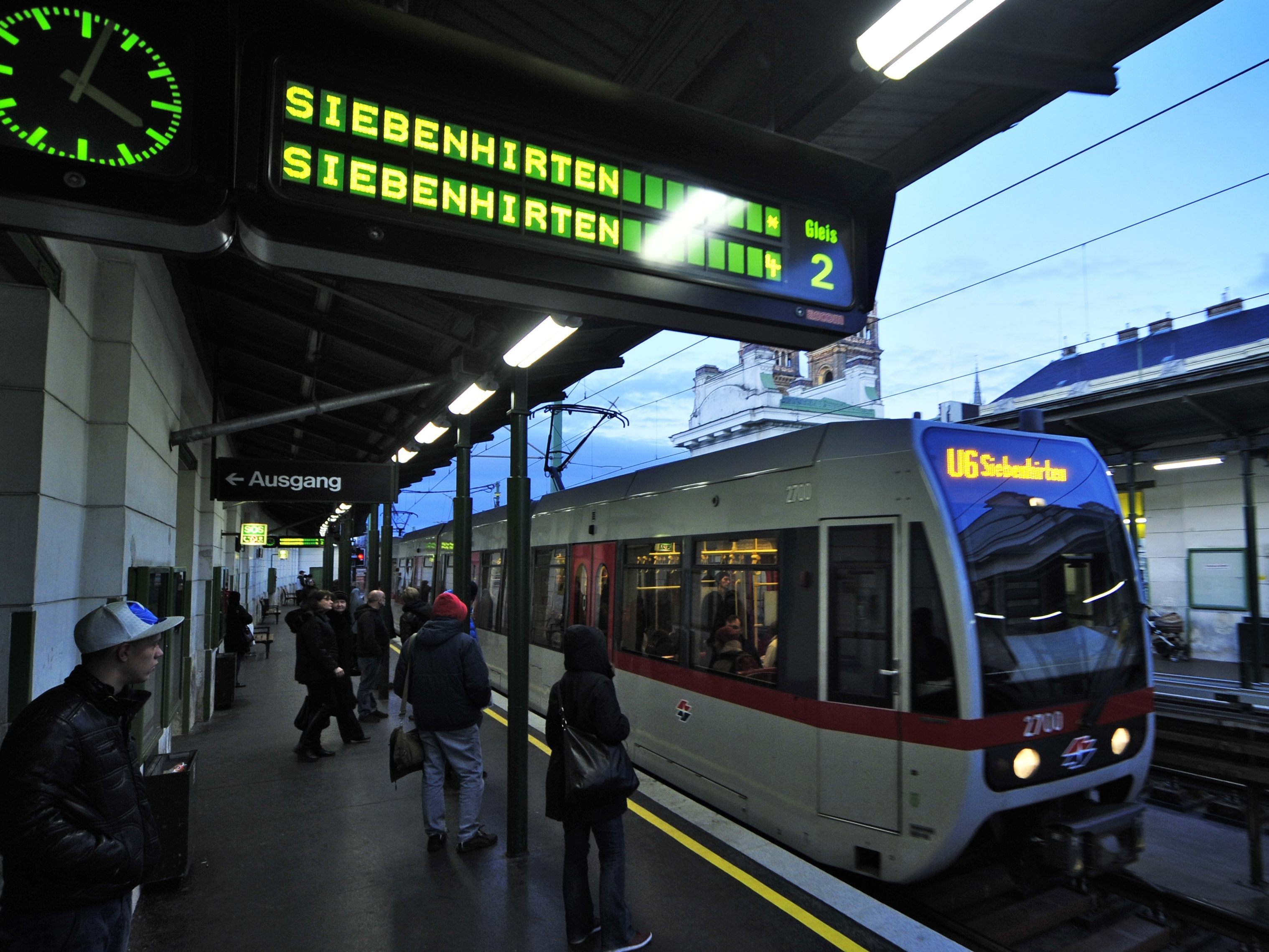 In der Wiener U6 pöbelte ein Mann zwei Frauen mit Kinderwägen an.