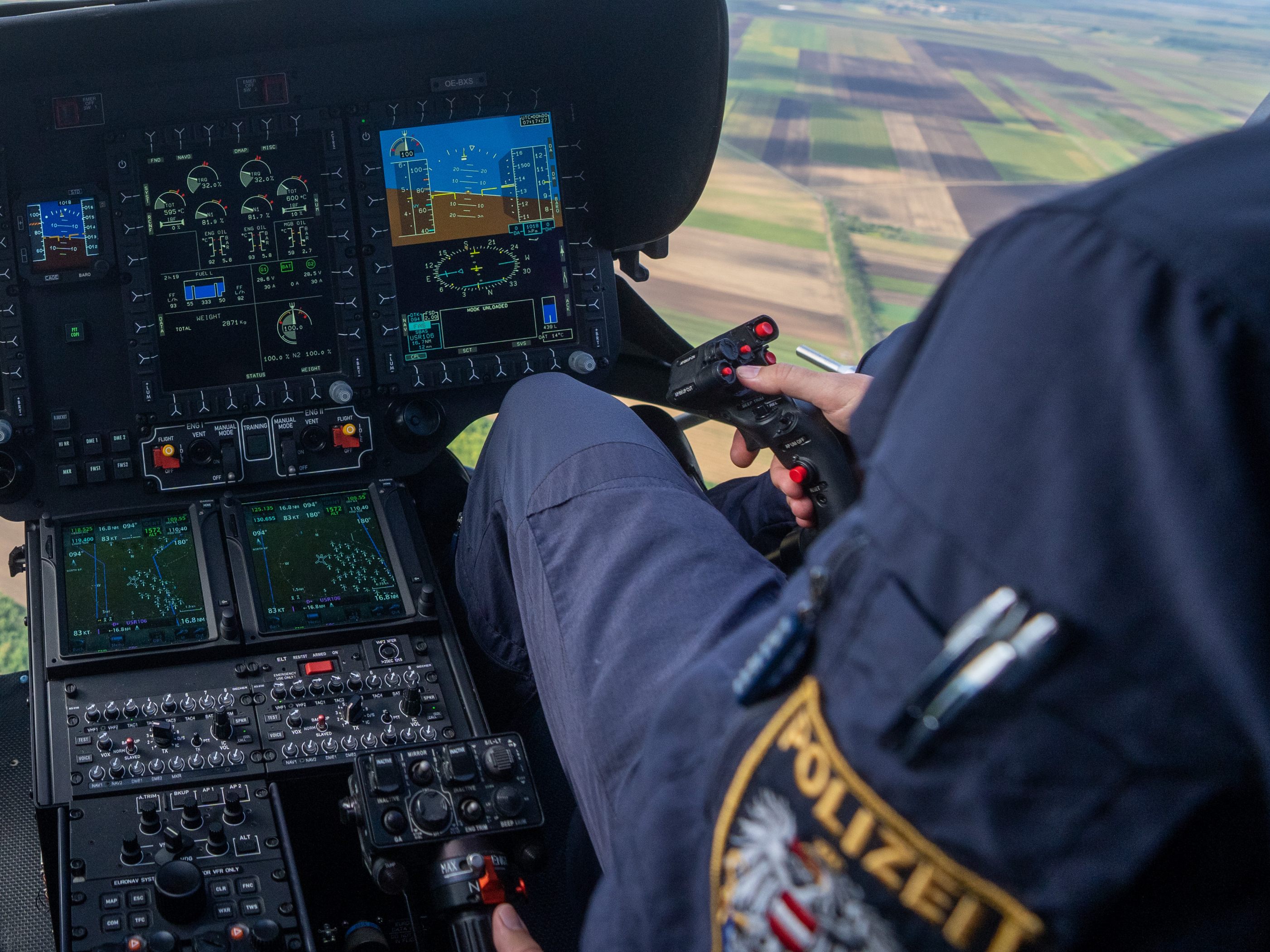 Ein Corona-Maßnahmen-Gegner steht am Dienstag in Wien vor Gericht, weil er einen Polizeihubschrauber-Piloten mit einem Laser geblendet haben soll.