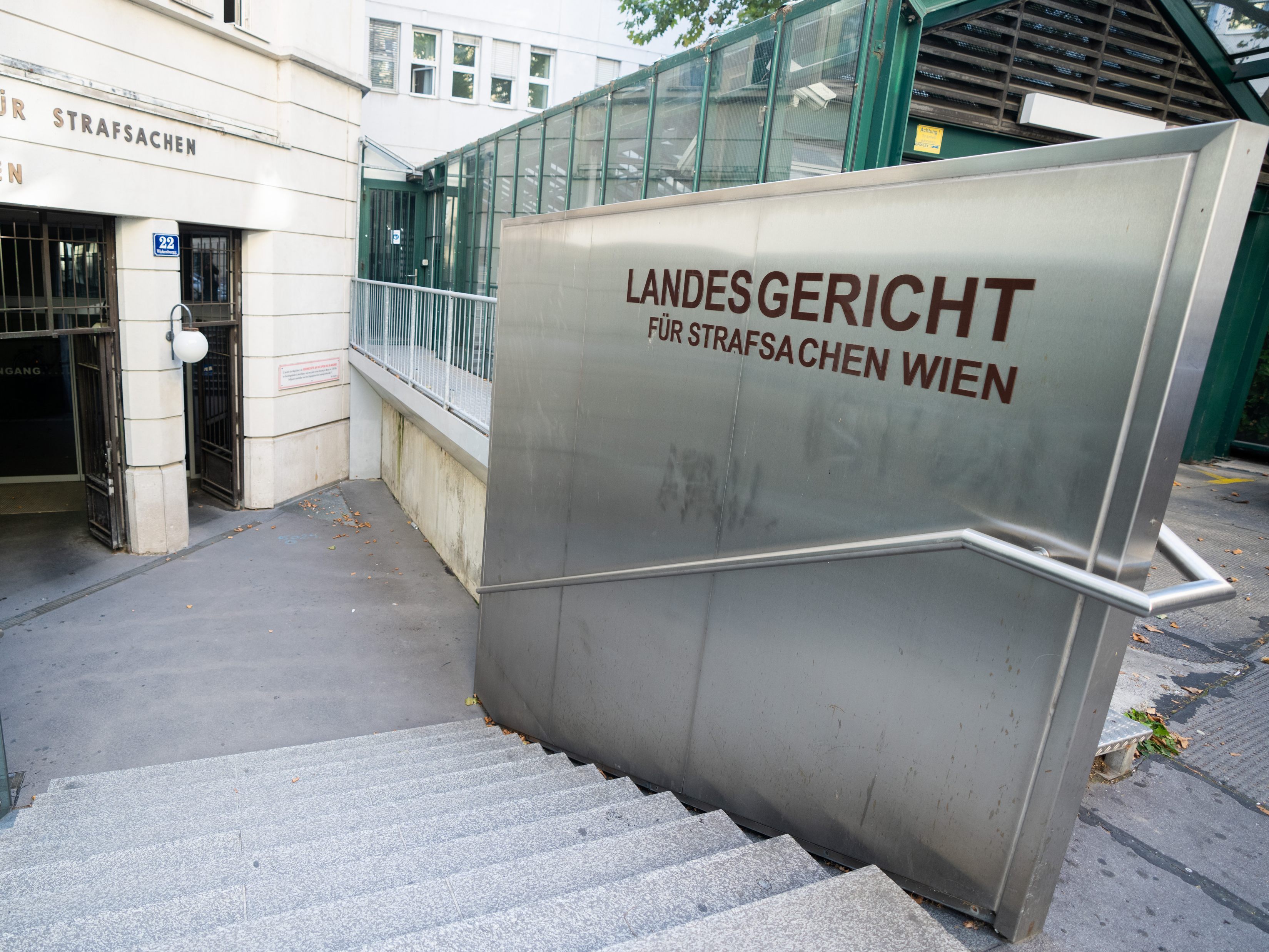 Am Wiener Landesgericht wurde am Freitag der Prozess um einen Arzt, der Beute aus Betrügerein gebunkert haben soll, fortgesetzt. Am Wiener Landesgericht wurde am Freitag der Prozess um einen Arzt, der Beute aus Betrügerein gebunkert haben soll, fortgesetzt.