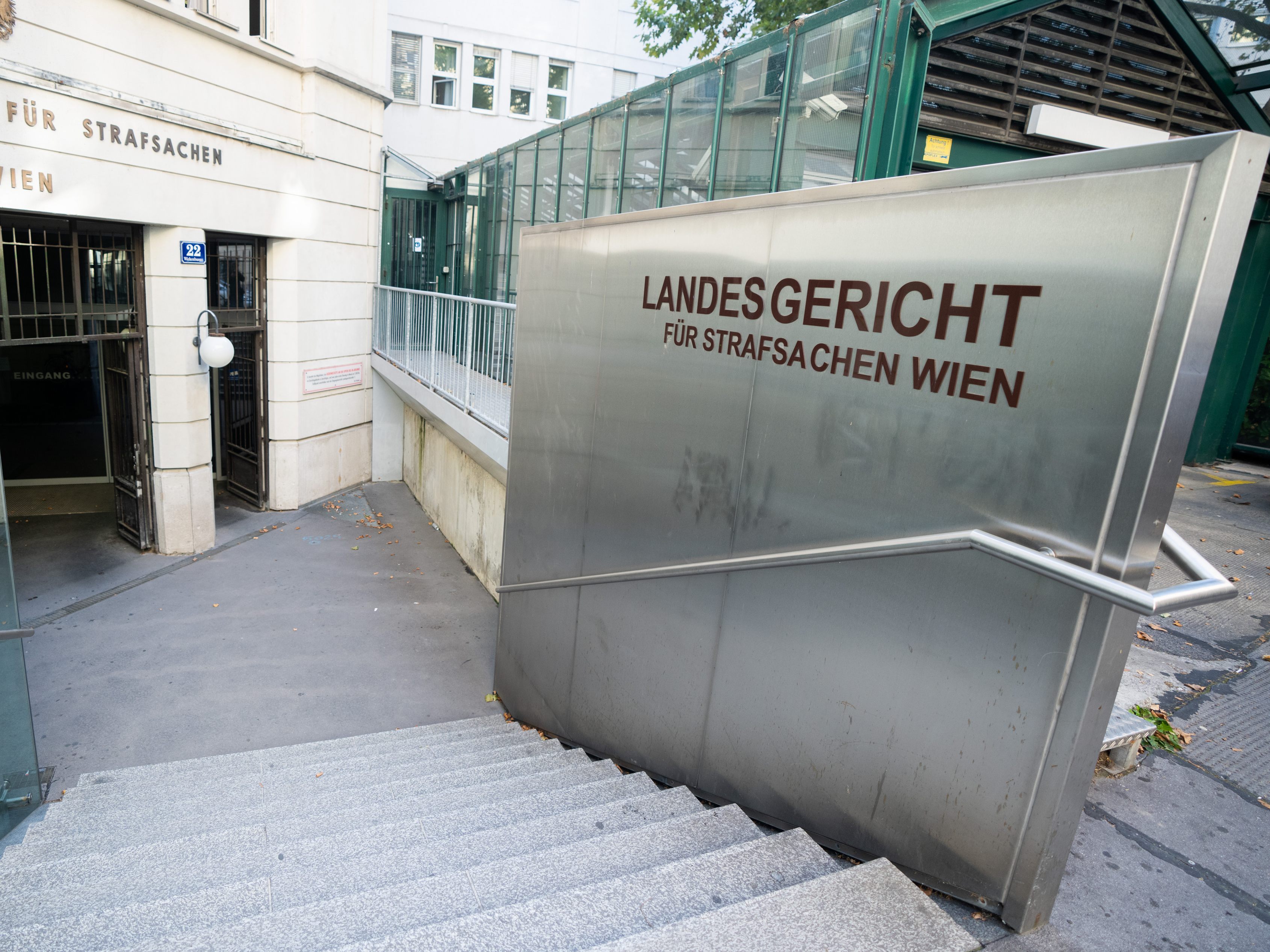 Ein Urologe musste sich vor dem Wiener Landesgericht am Mittwoch verantworten, da er bei Operationen "gepfuscht" haben soll. Ein Urologe musste sich vor dem Wiener Landesgericht am Mittwoch verantworten, da er bei Operationen "gepfuscht" haben soll.