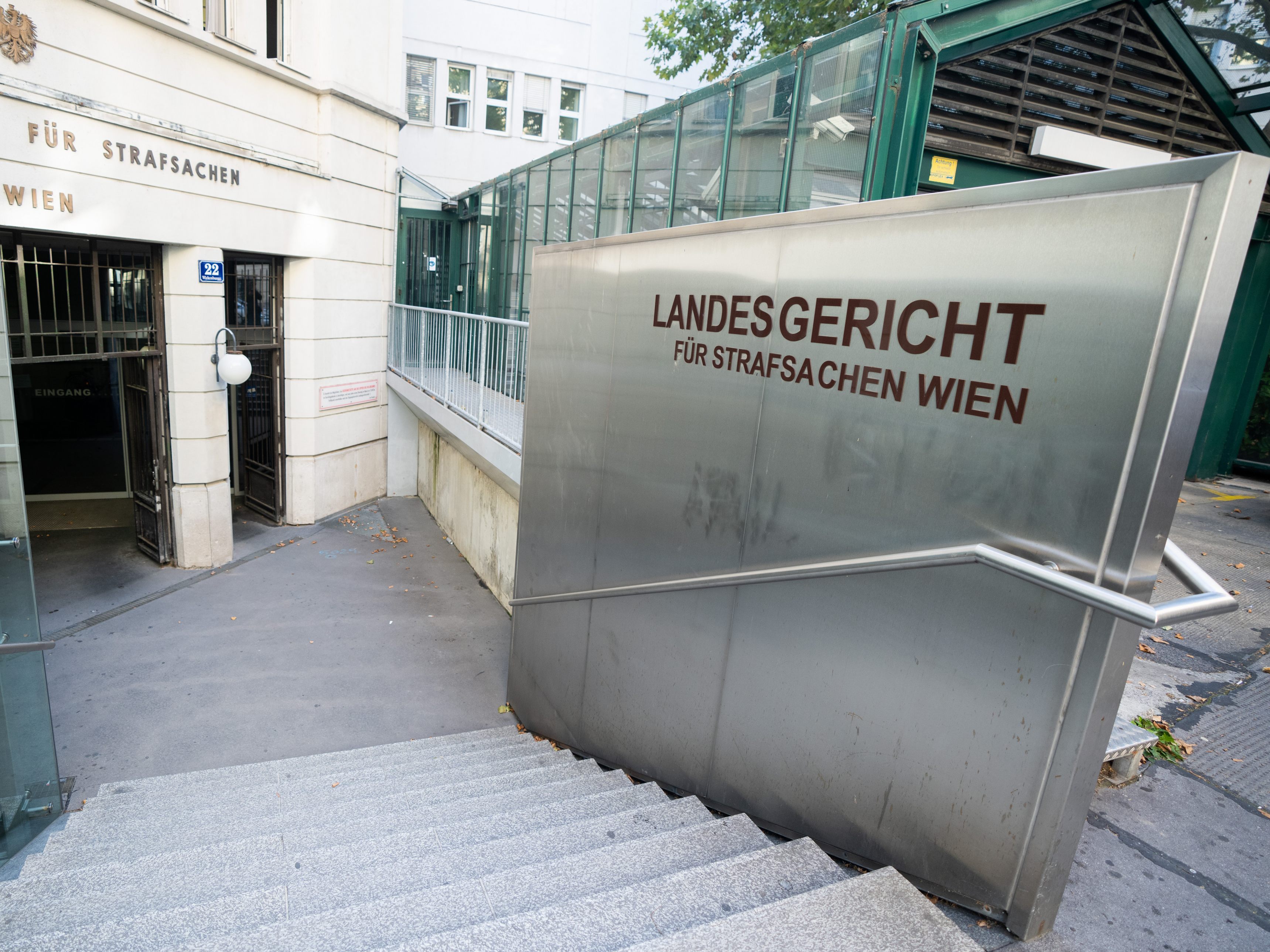 Der 48-jährige Vereinsobmann soll sich von im Maßnahmenvollzug Untergebrachten Geld erschlichen haben. Der 48-jährige Vereinsobmann soll sich von im Maßnahmenvollzug Untergebrachten Geld erschlichen haben.