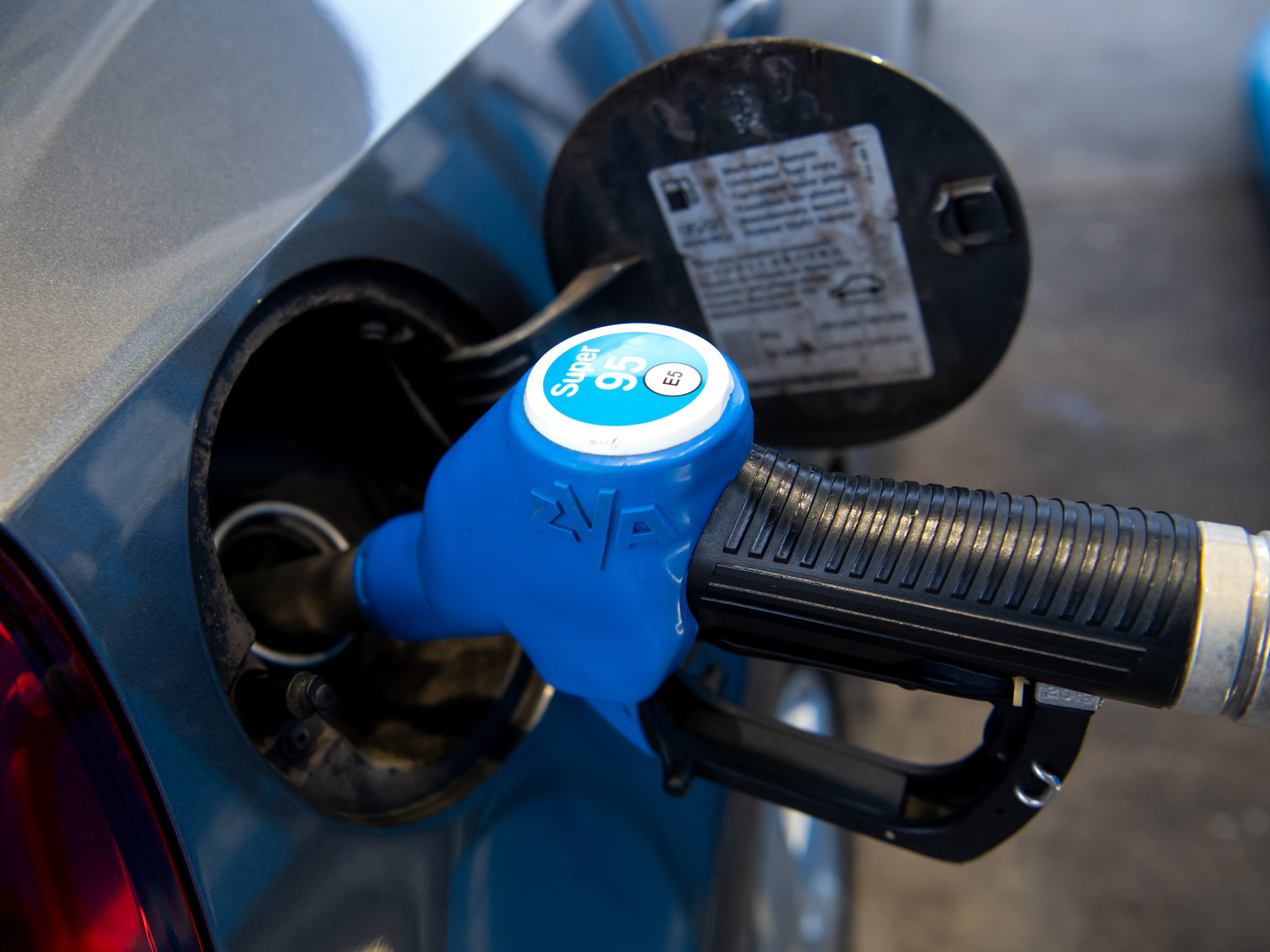 Neue Rekordpreise für Benzin und Diesel in Deutschland. Neue Rekordpreise für Benzin und Diesel in Deutschland.
