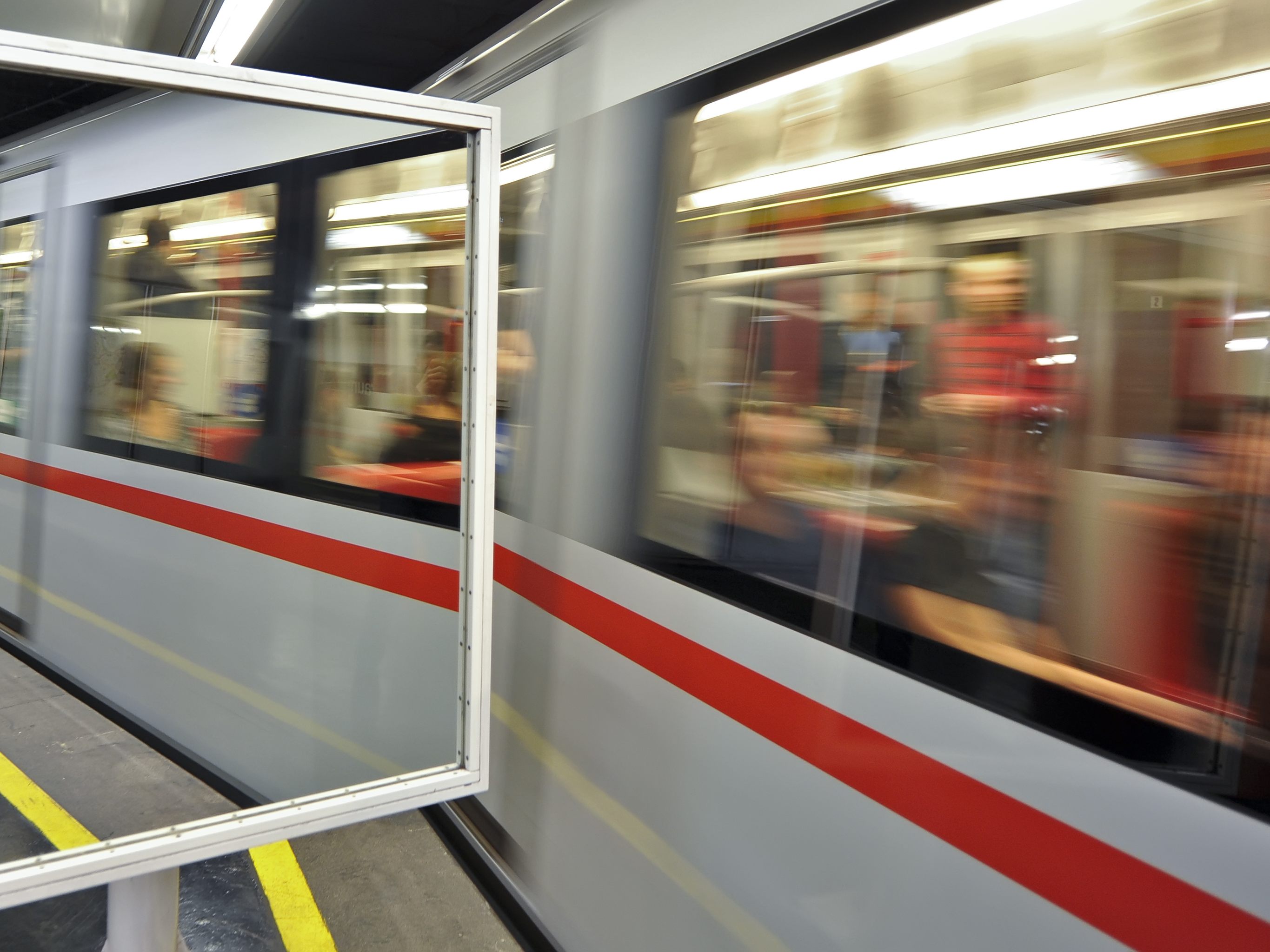 35-Jähriger onanierte in Wiener U-Bahn und belästigte Frau.