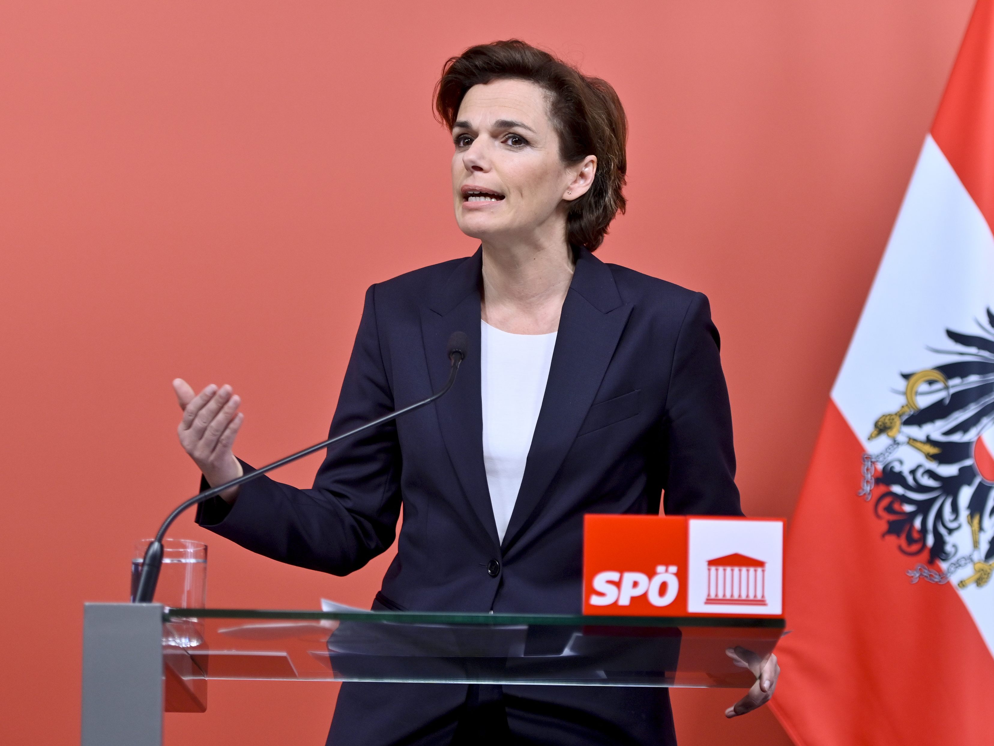 SPÖ-Bundesparteivorsitzend Pamela Rendi-Wagner forderte am Sonntag von Bundeskanzler Karl Nehammer (ÖVP) Österreich als Verhandlungsort für Russland und die Ukraine anzubieten. SPÖ-Bundesparteivorsitzend Pamela Rendi-Wagner forderte am Sonntag von Bundeskanzler Karl Nehammer (ÖVP) Österreich als Verhandlungsort für Russland und die Ukraine anzubieten.