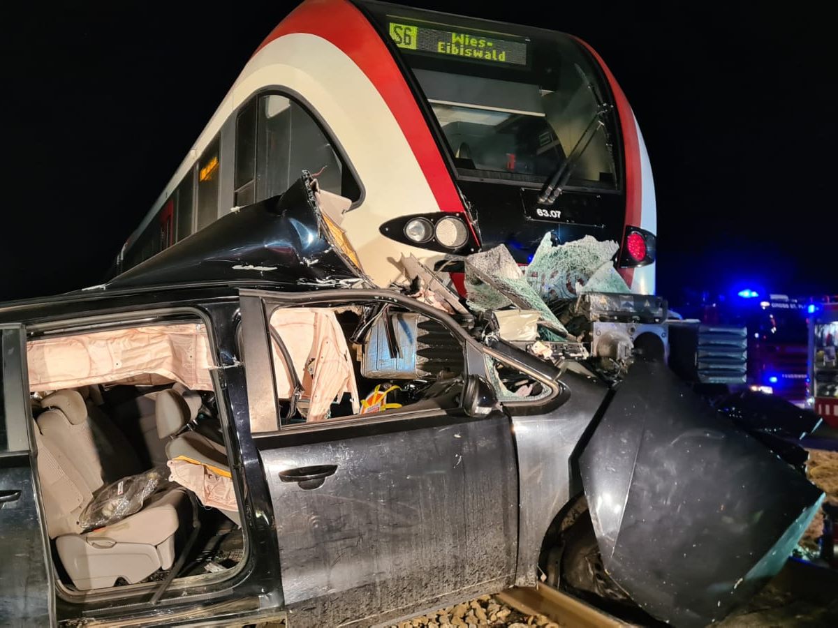 Der 20-jährige Beifahrer erlitt bei dem Unfall tödliche Verletzungen.