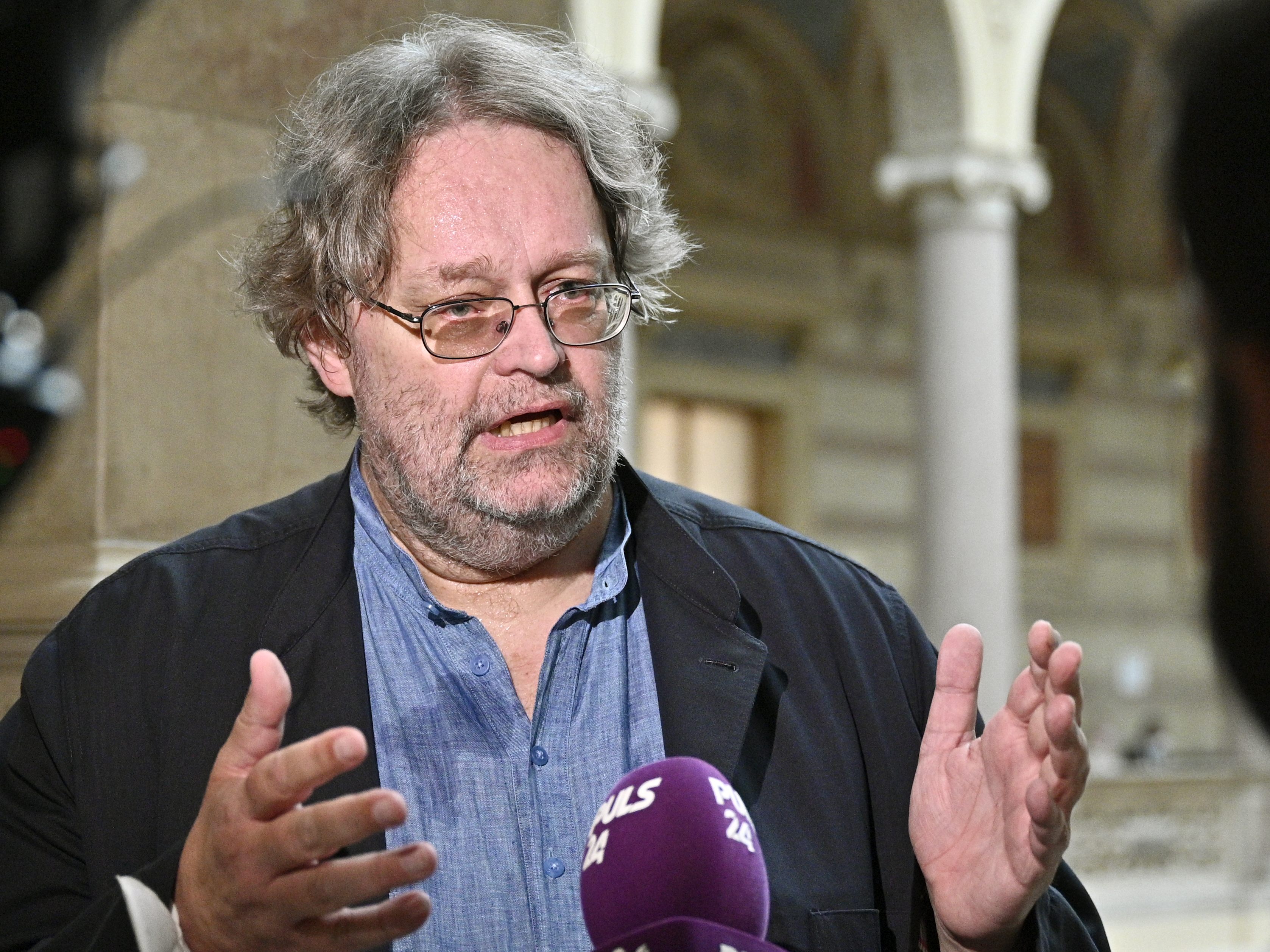Peter Kolba vom Verbraucherschutzverein fordert Nutzer von defekten Beamtmungsgeräten "Respironics" von Philips auszutauschen, da es bei der Weiternutzung sonst zu körperlichen Schäden kommen könnte.