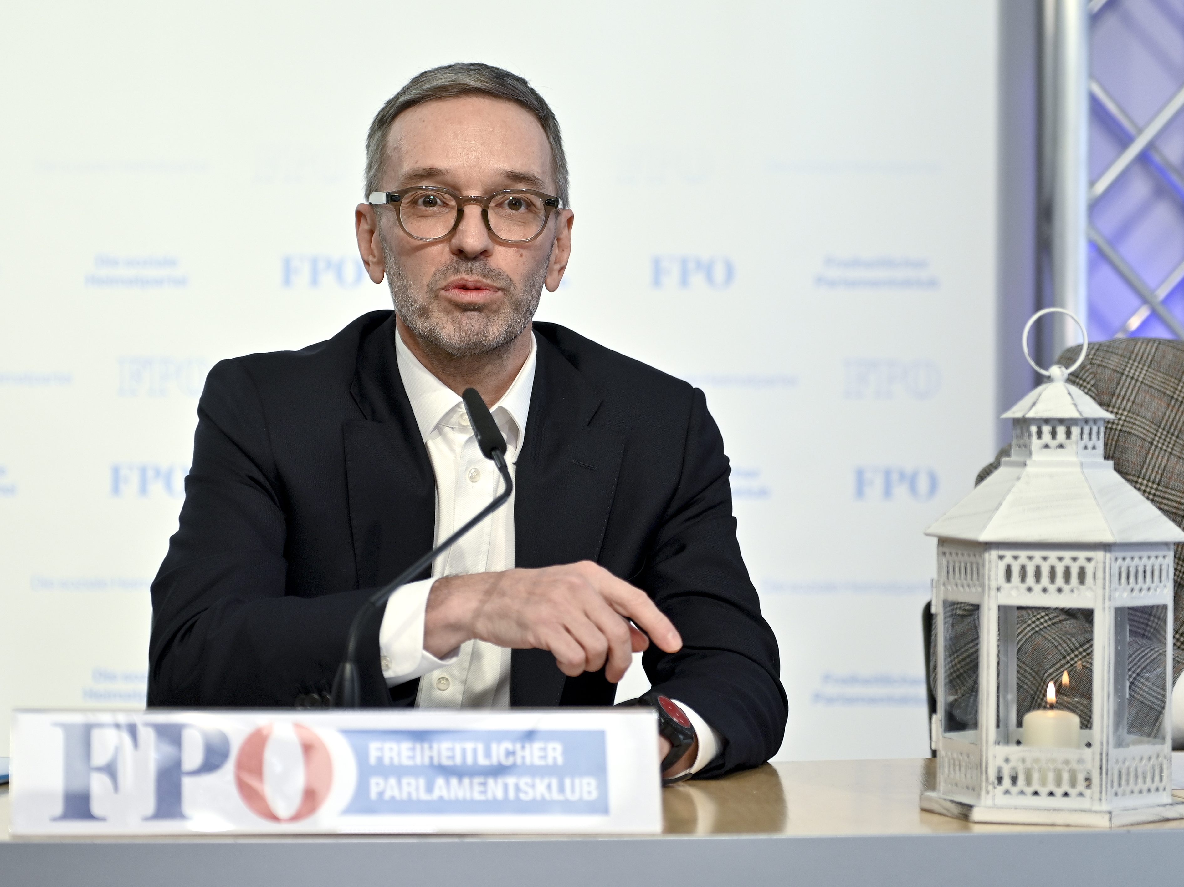 Impfpflicht: Kickl-Appell an Van der Bellen, nicht zu unterschreiben. Impfpflicht: Kickl-Appell an Van der Bellen, nicht zu unterschreiben.