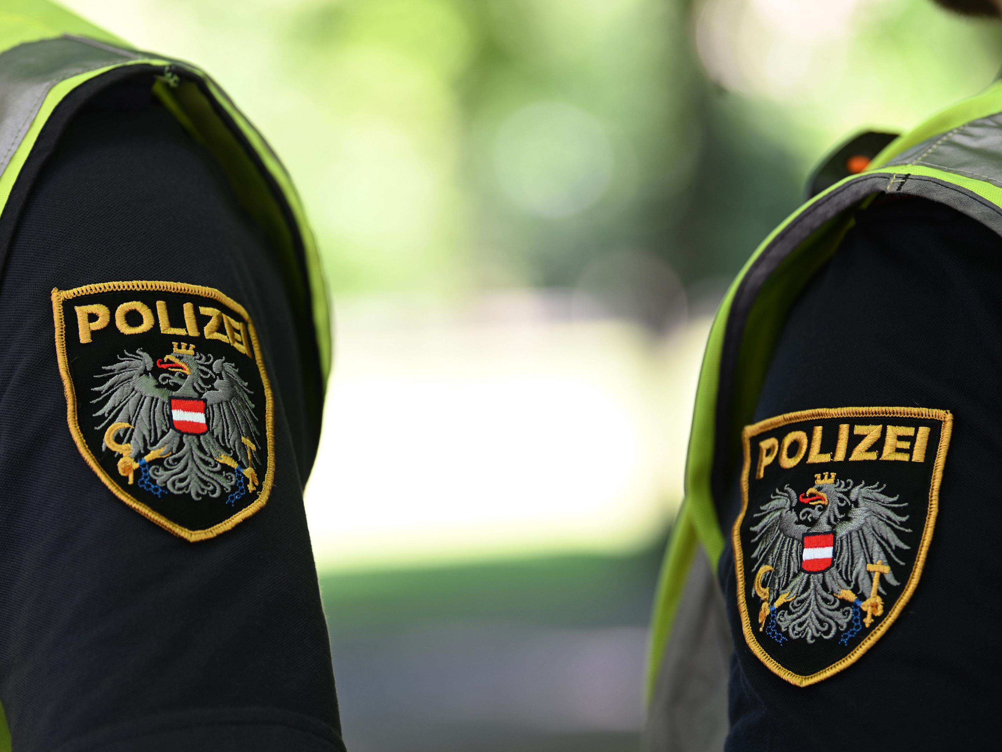 Bei einer Demonstration in Bregenz fuhr eine 51-Jährige mit dem Auto auf drei Polizisten los. Bei einer Demonstration in Bregenz fuhr eine 51-Jährige mit dem Auto auf drei Polizisten los.