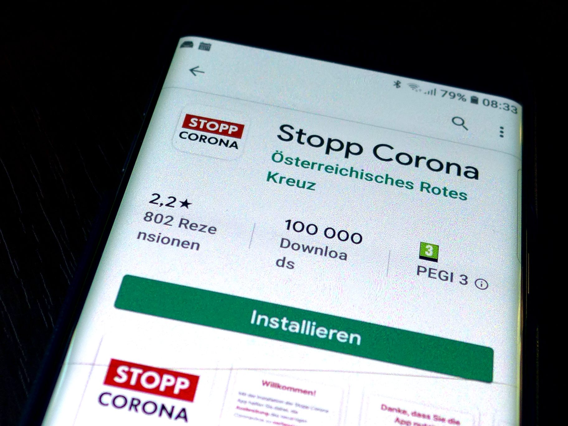 Die "Stopp Corona App" des Roten Kreuzes am Display eines Smartphones. Die "Stopp Corona App" des Roten Kreuzes am Display eines Smartphones.