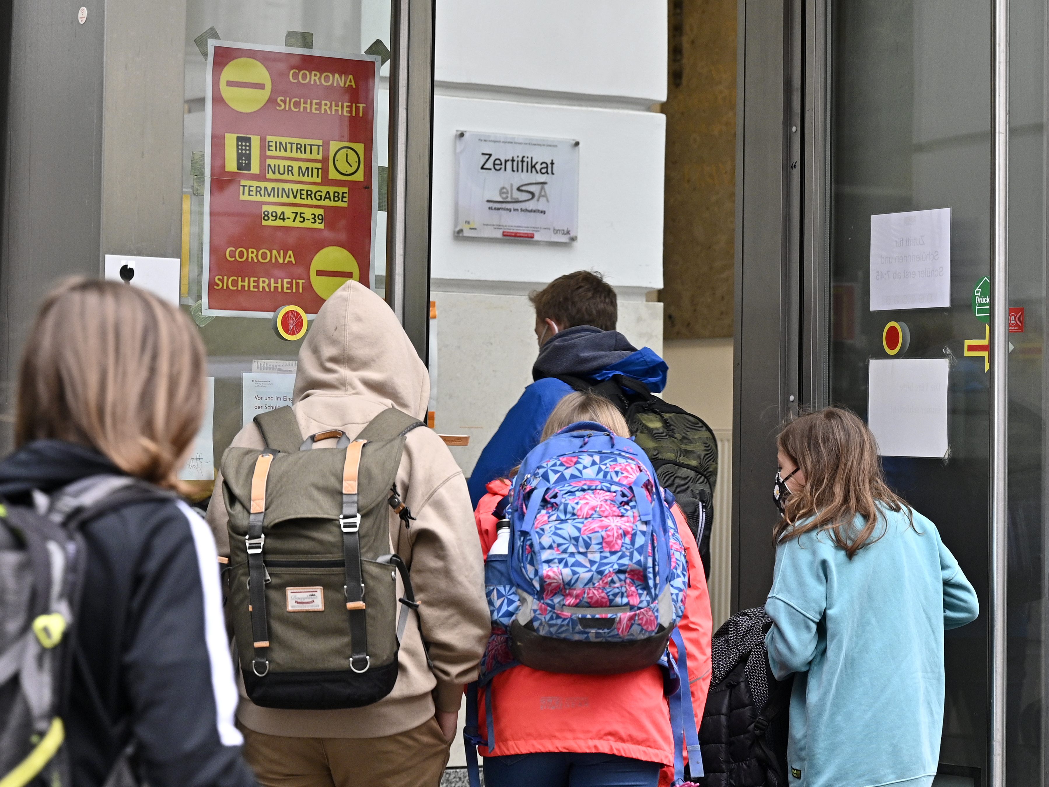 Lehrer und Eltern fürchten Chaos an den Schulen durch die neuen Wiener Coronaregeln. Lehrer und Eltern fürchten Chaos an den Schulen durch die neuen Wiener Coronaregeln.