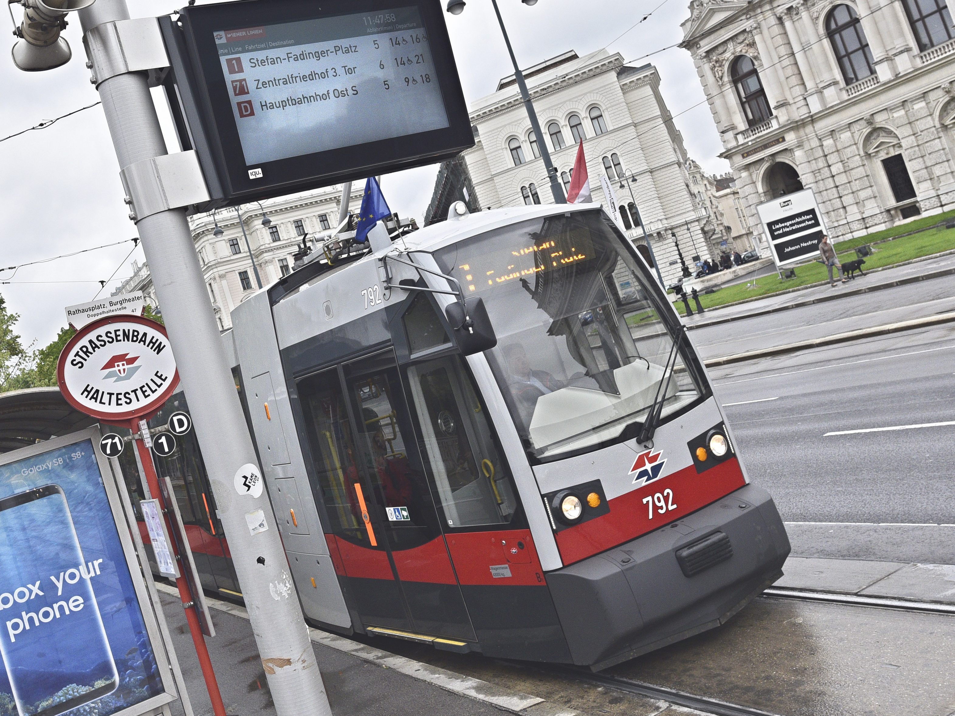 Ein 40-Jähriger wurde Montagfrüh in der Wiener Innenstadt von einer Straßenbahn erfasst und schwer verletzt. Ein 40-Jähriger wurde Montagfrüh in der Wiener Innenstadt von einer Straßenbahn erfasst und schwer verletzt.