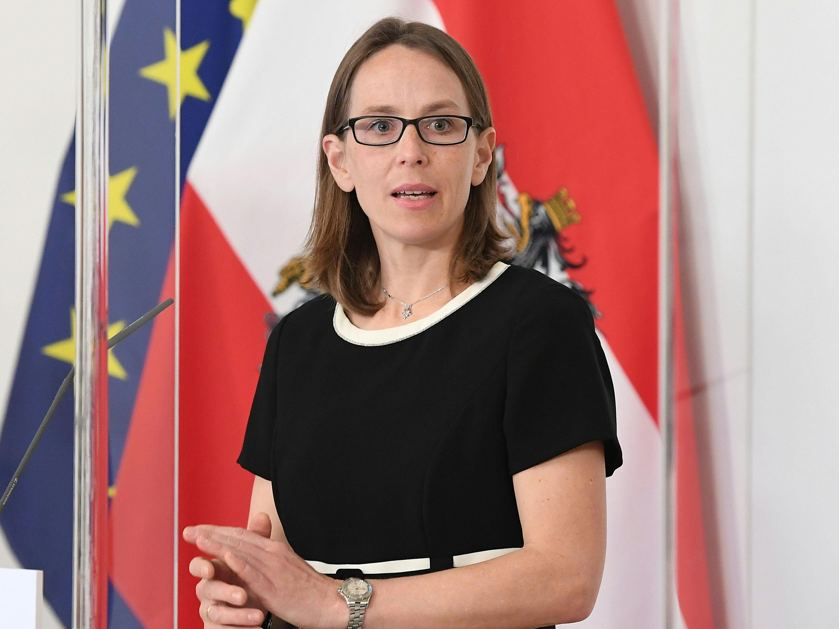Die Leiterin der Impfabteilung im Gesundheitsministerium Maria Paulke-Korinek schließt sich der Kritik der Fachärzteschaft an den Impfpflicht-Ausnahmen an.
