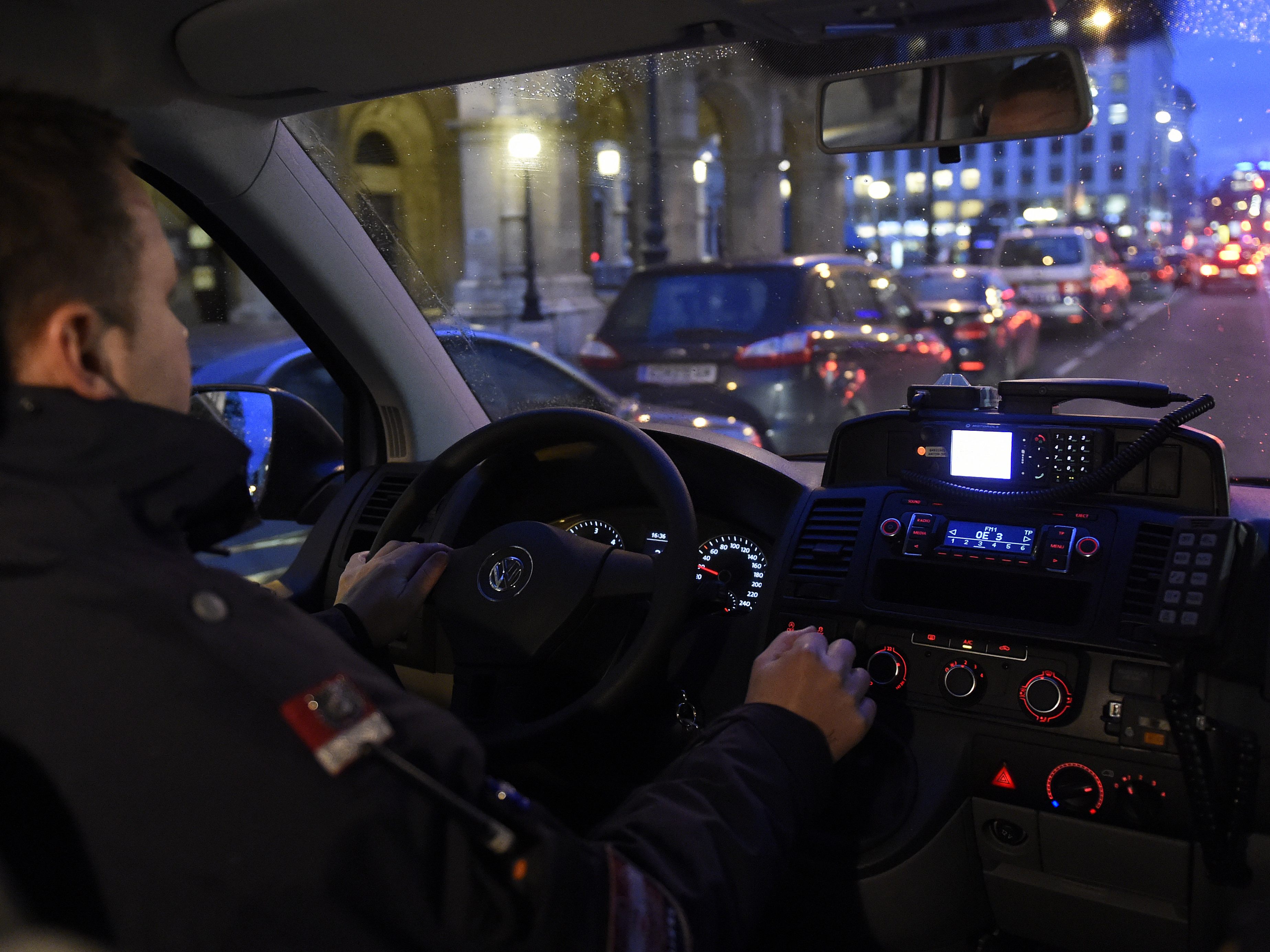 In einer Wohnung in Wien-Liesing gingen drei Männer aufeinander los. In einer Wohnung in Wien-Liesing gingen drei Männer aufeinander los.